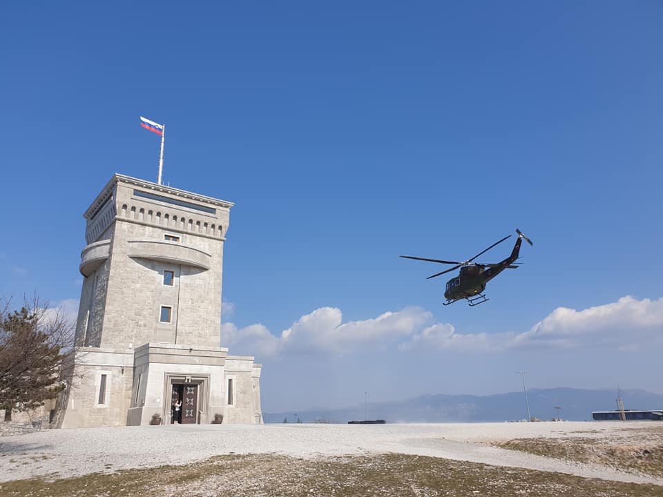 Un elicottero avvistato nei cieli di Merna, fanno 240 chilometri per visitare il sacrario di Cerje