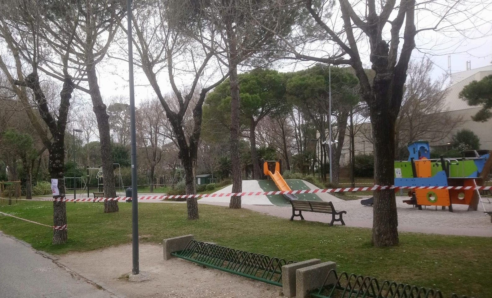 Immagine per Crescono ancora i contagi a Grado, spuntano le transenne ai parchi giochi