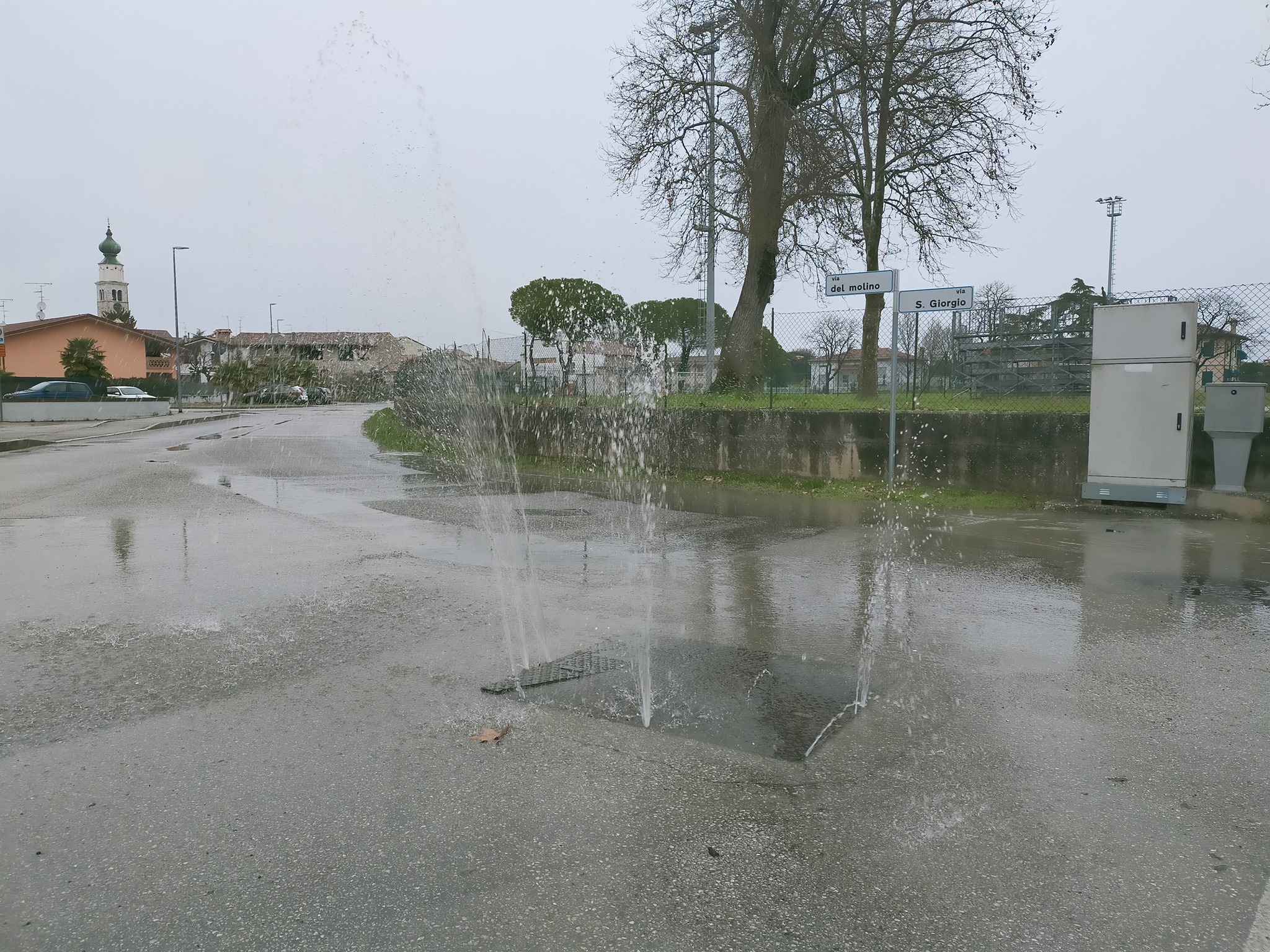 Spruzzi dal tombino come una fontana, la strada a Romans d'Isonzo diventa un lago