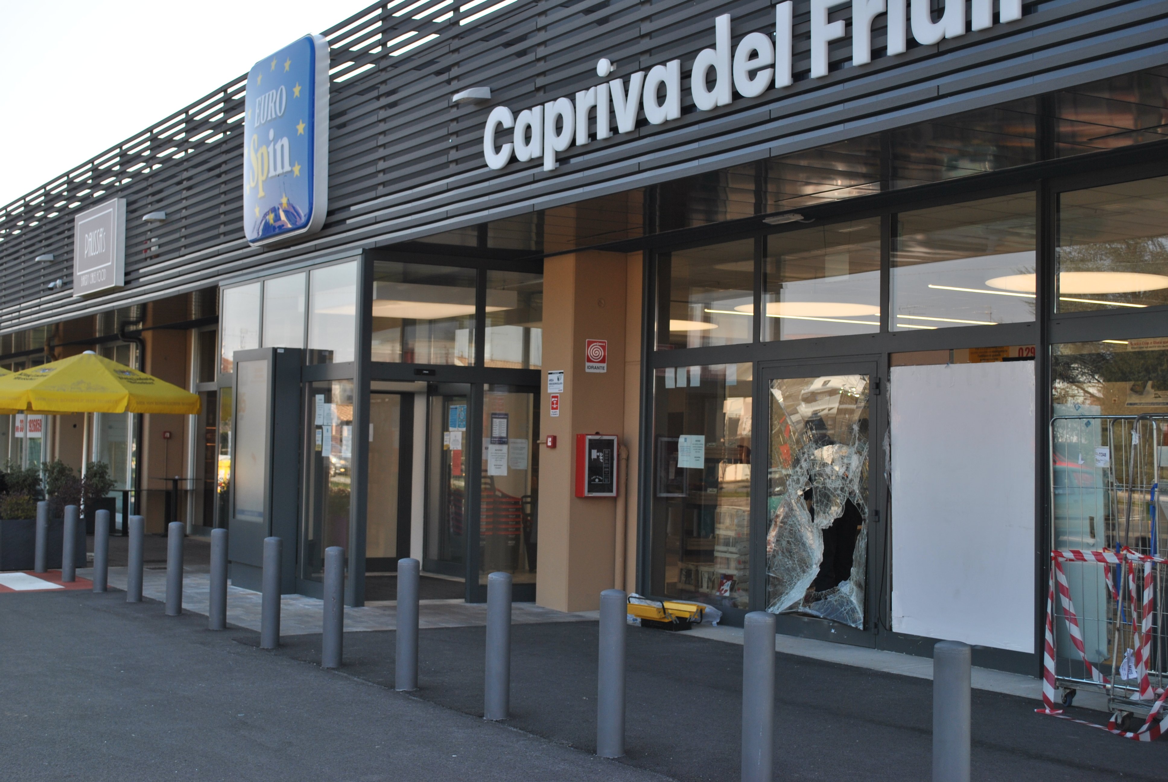 Sfondano la vetrata e fanno razzia, rapina nella notte all'Eurospin di Capriva del Friuli