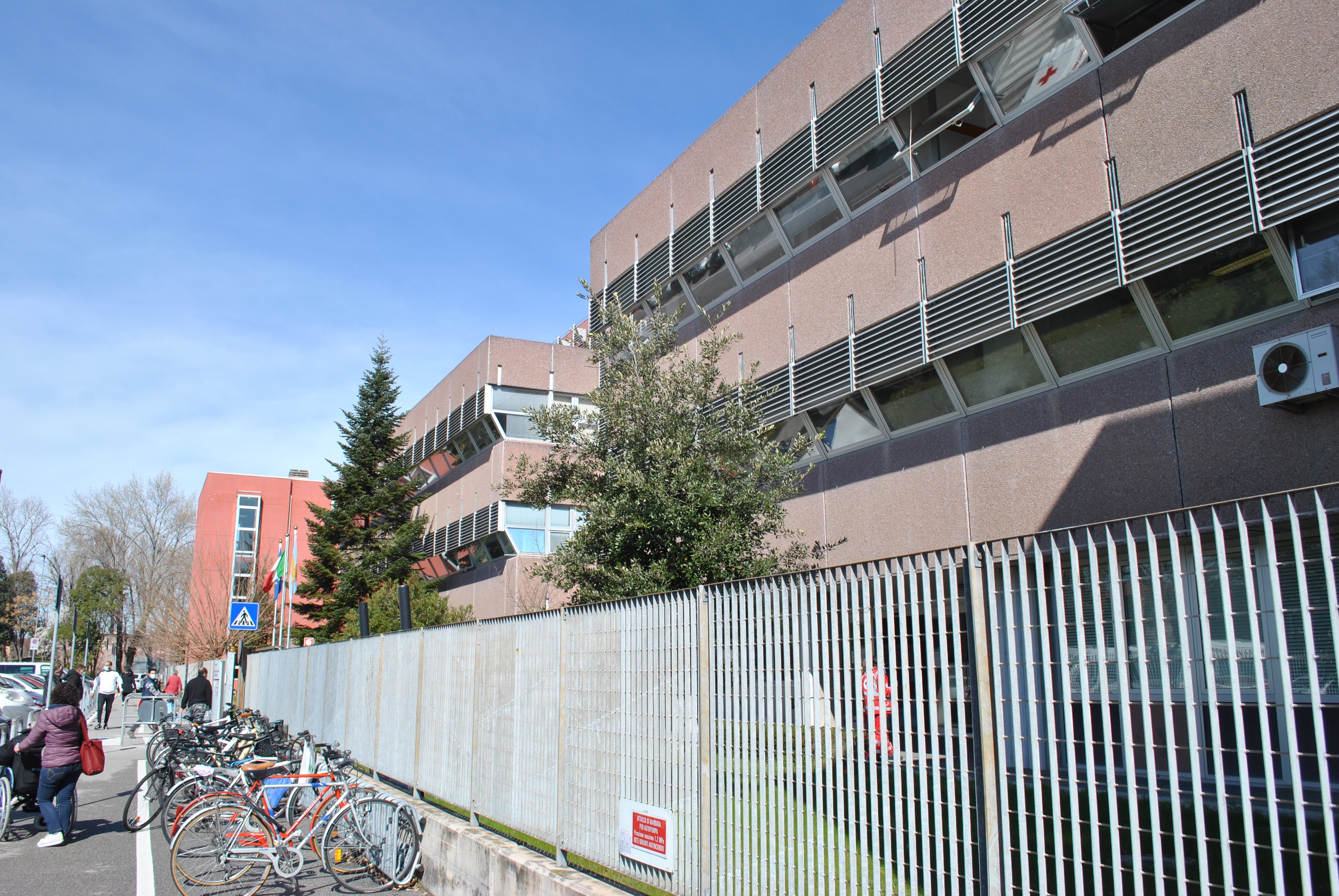 Immagine per Centro vaccini a velocità  ridotta e posti letto in pronto soccorso a Monfalcone, il Pd attacca Cisint