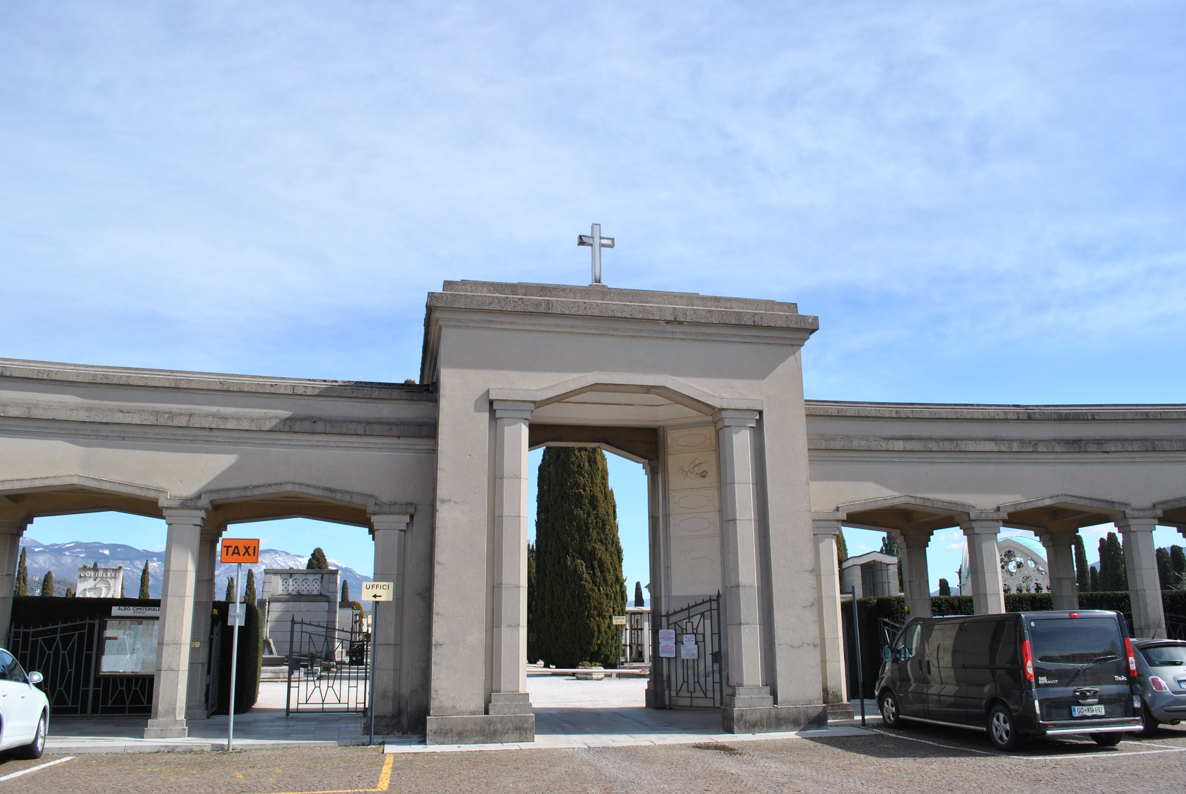 Copertina per Gatti tra le tombe del cimitero centrale di Gorizia, polemica tra Roldo e gli animalisti