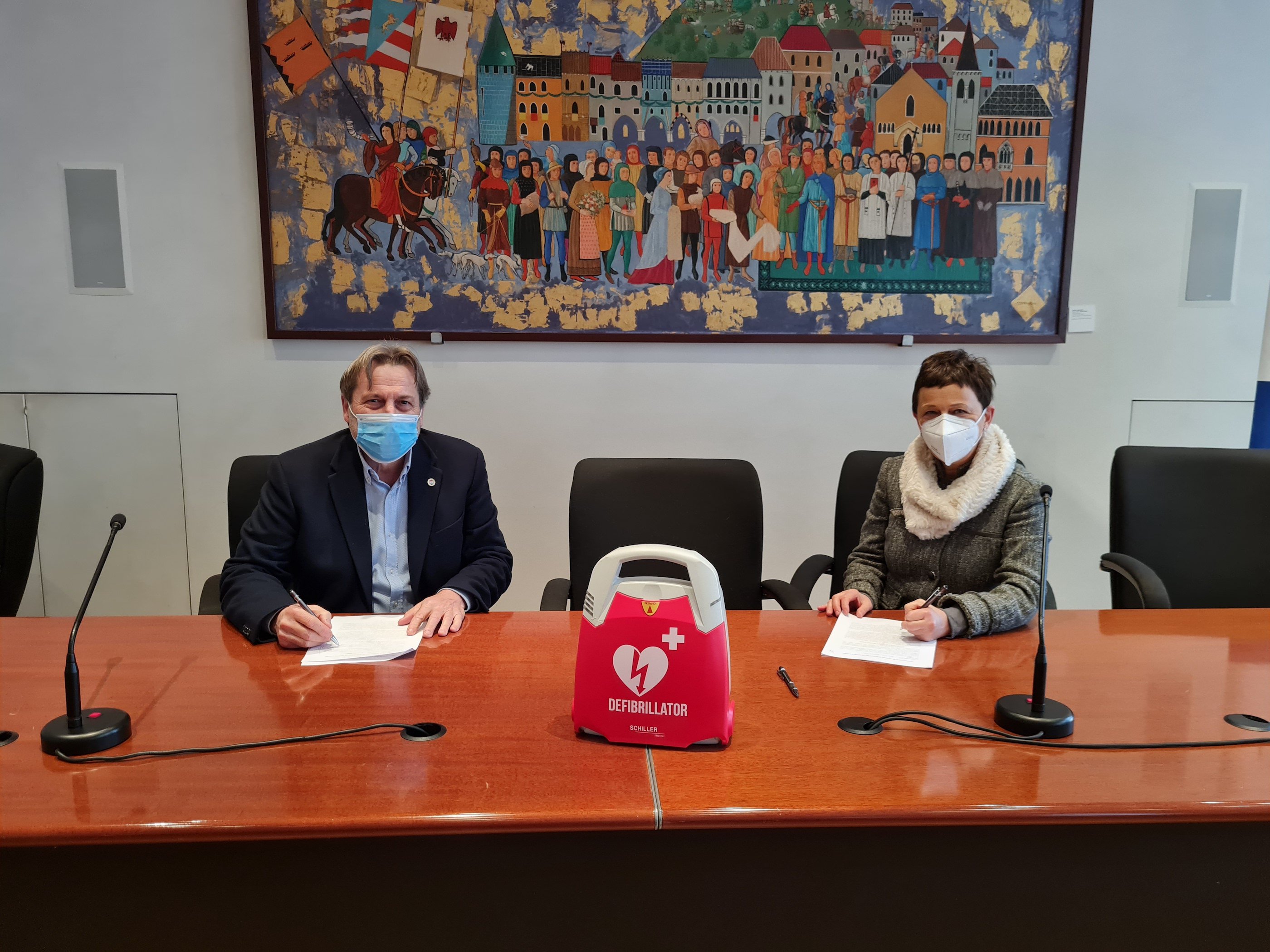 Immagine per Nuovi defibrillatori per Monfalcone e Ronchi, Fondazione Carigo investe sulla salute 