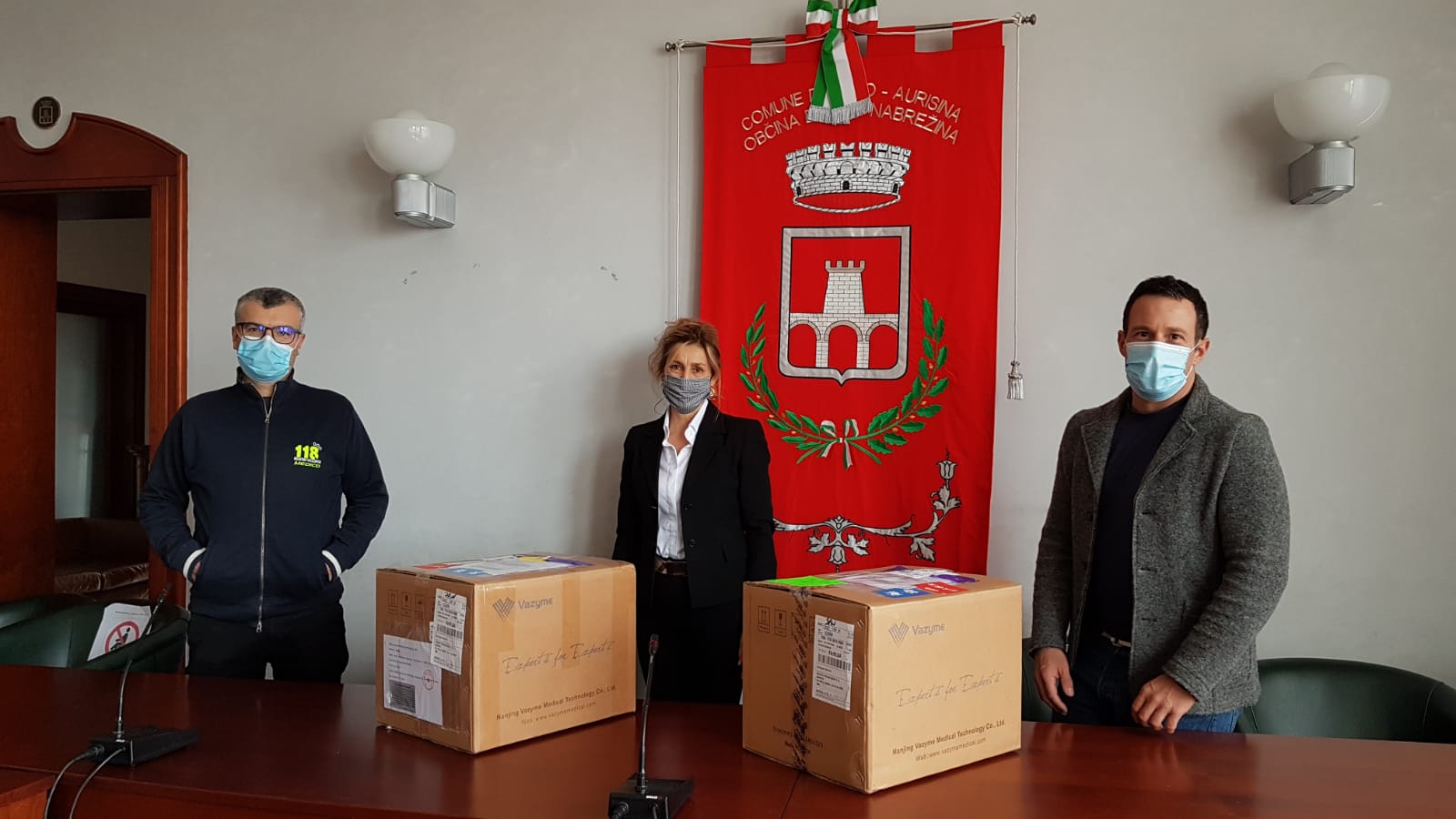 Copertina per Lo sport in aiuto della comunità, la Corsa della bora dona 500 tamponi a Duino-Aurisina