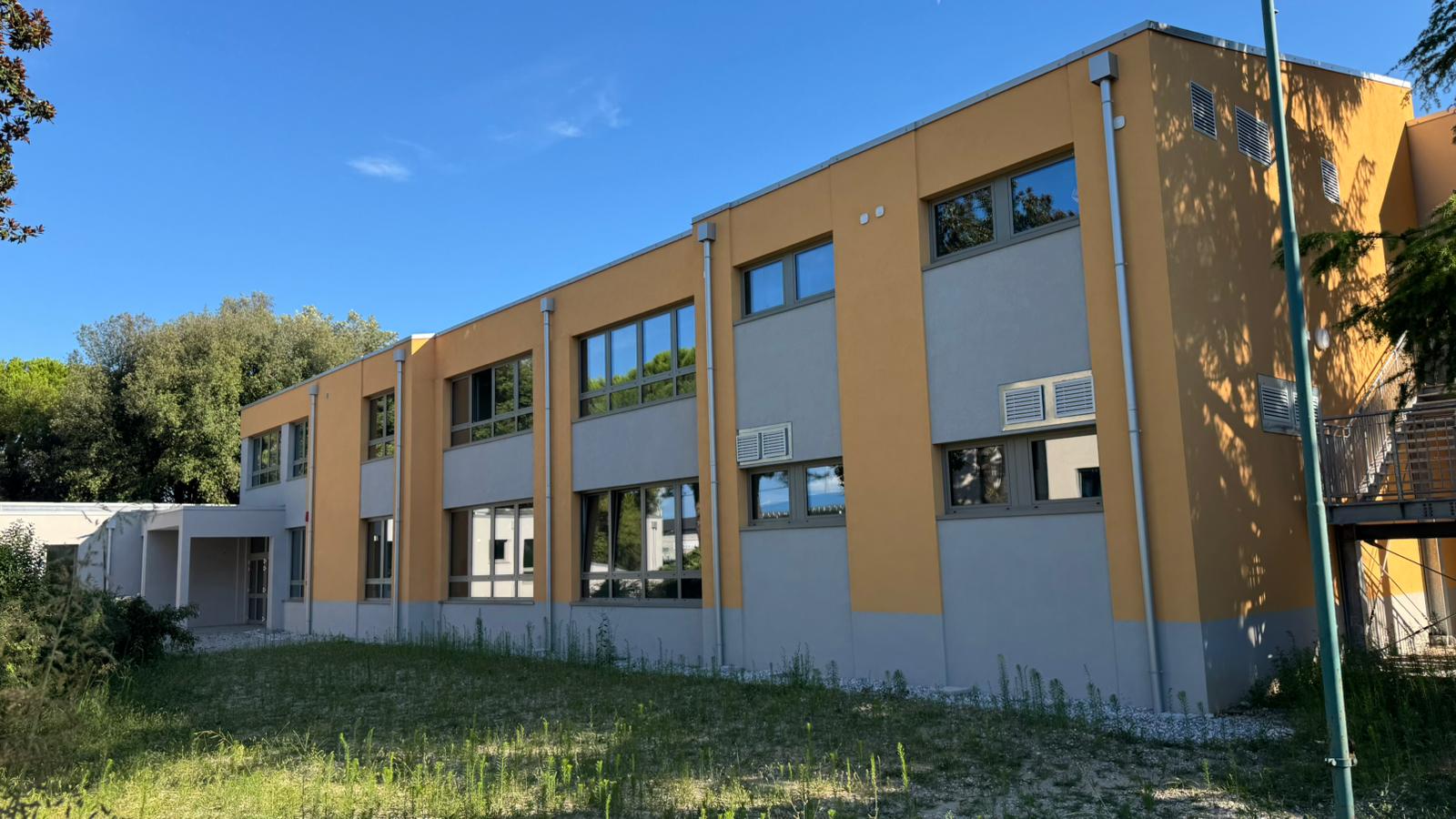Copertina per Monfalcone, palestra e aree esterne della nuova scuola Sauro pronte prima del nuovo anno scolastico