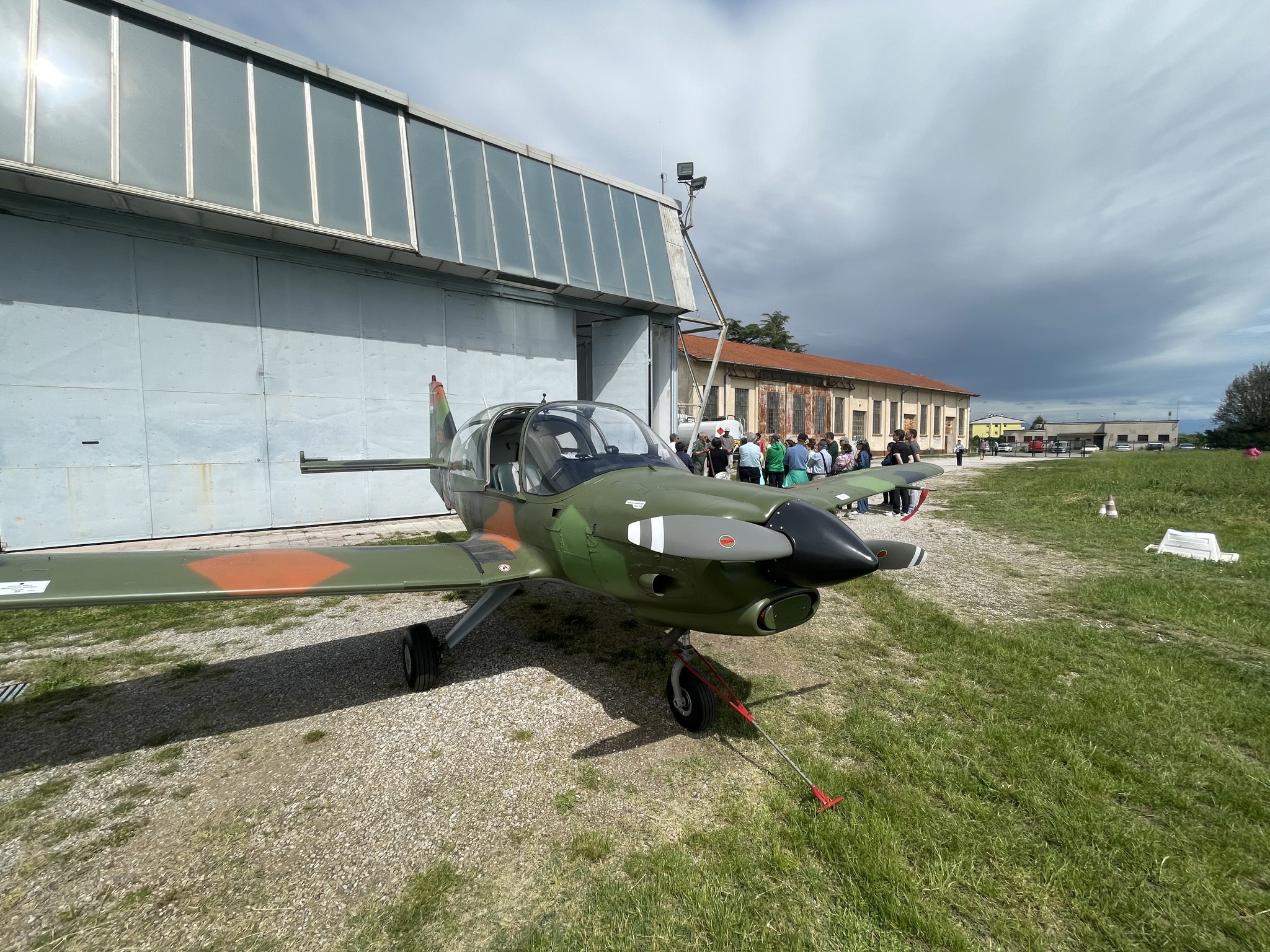 Copertina per ‘Crocevie d’Europa’ offre una visita guidata allo storico aeroporto di Gorizia