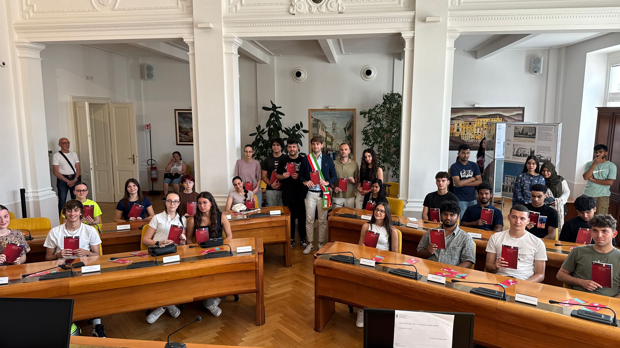 Monfalcone accoglie i nuovi cittadini: consegnata la Costituzione ai diciottenni