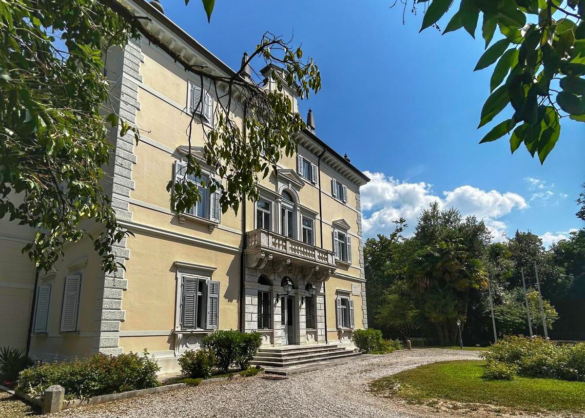 Copertina per Palchi nei Parchi per il 2025 arriva a Villa Chiozza, così la cultura fiorisce nel verde