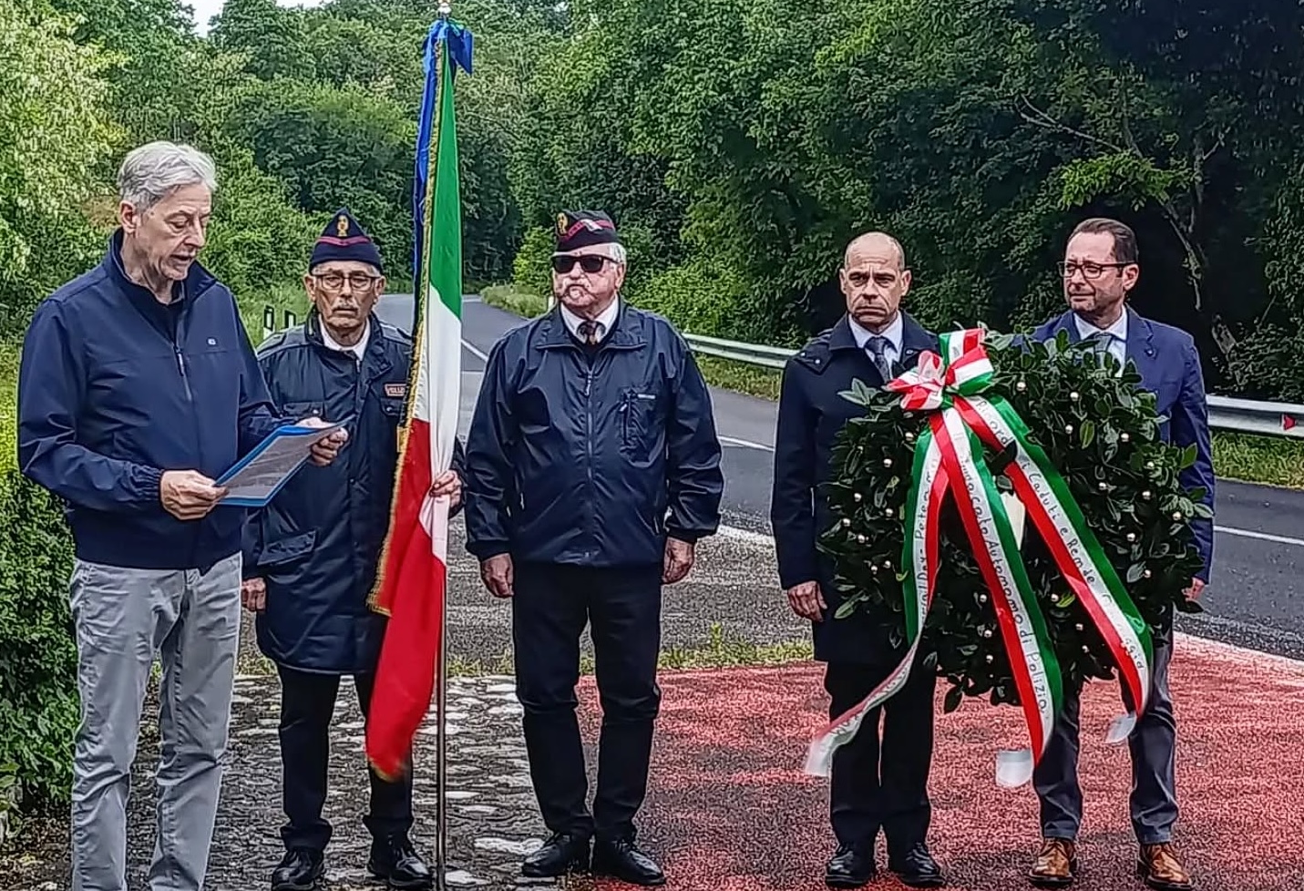 Copertina per Una corona d’alloro ai caduti della strage di Peteano