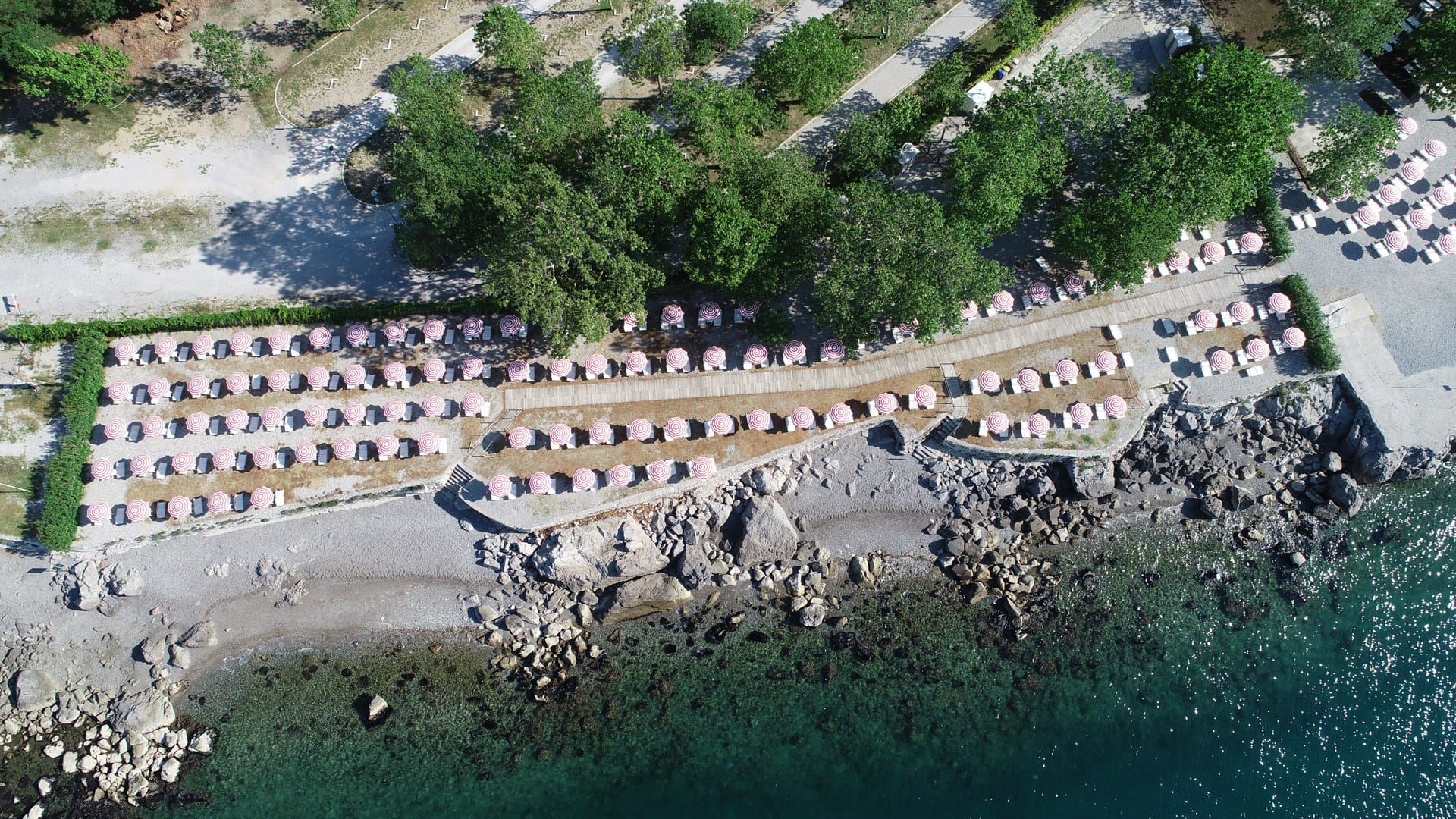 Copertina per Riaprono le spiagge di Sistiana, l’inizio dell’estate 2025 si festeggia al Base
