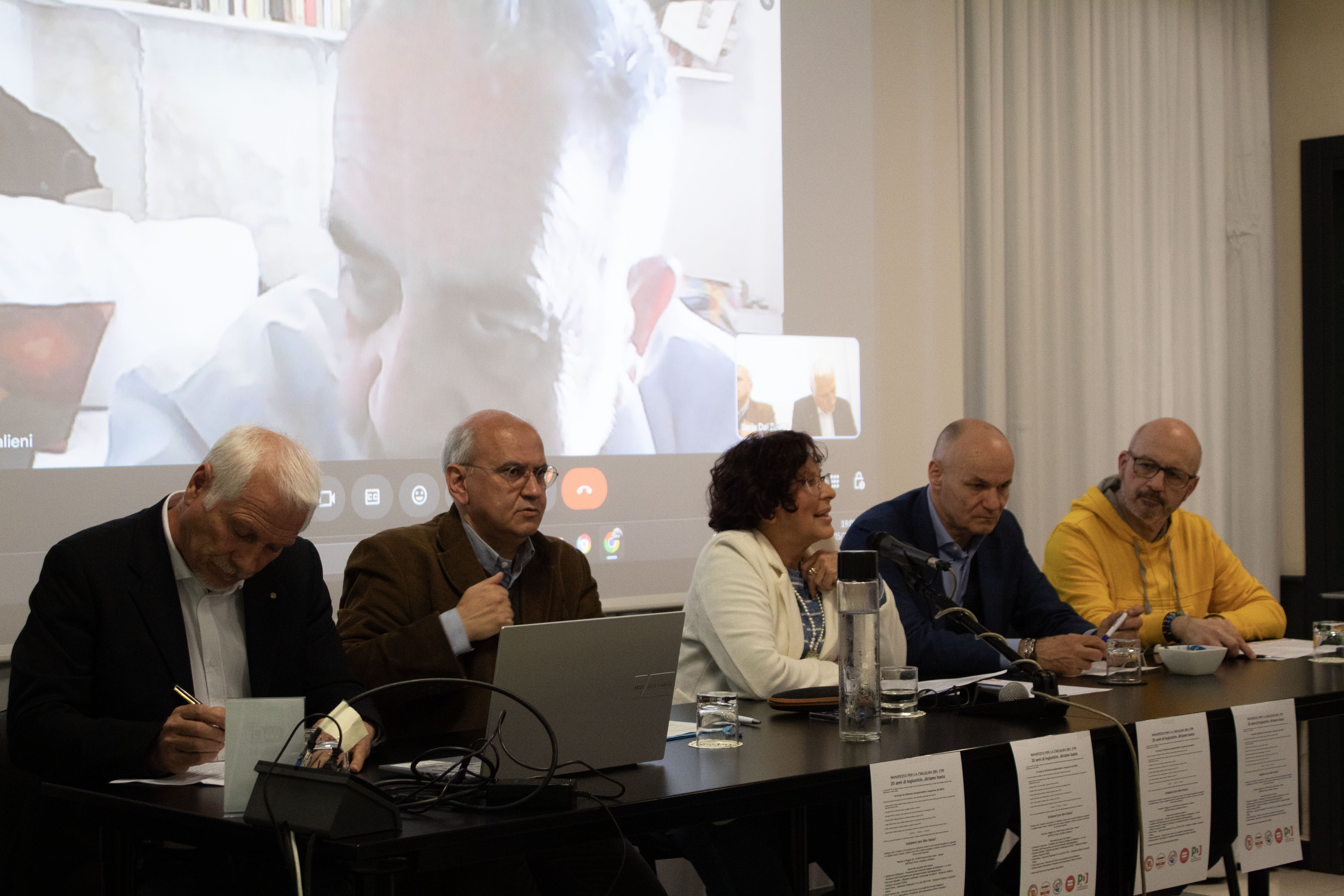 Copertina per Cpr di Gradisca d’Isonzo, dalla sinistra il messaggio è ancora per la chiusura