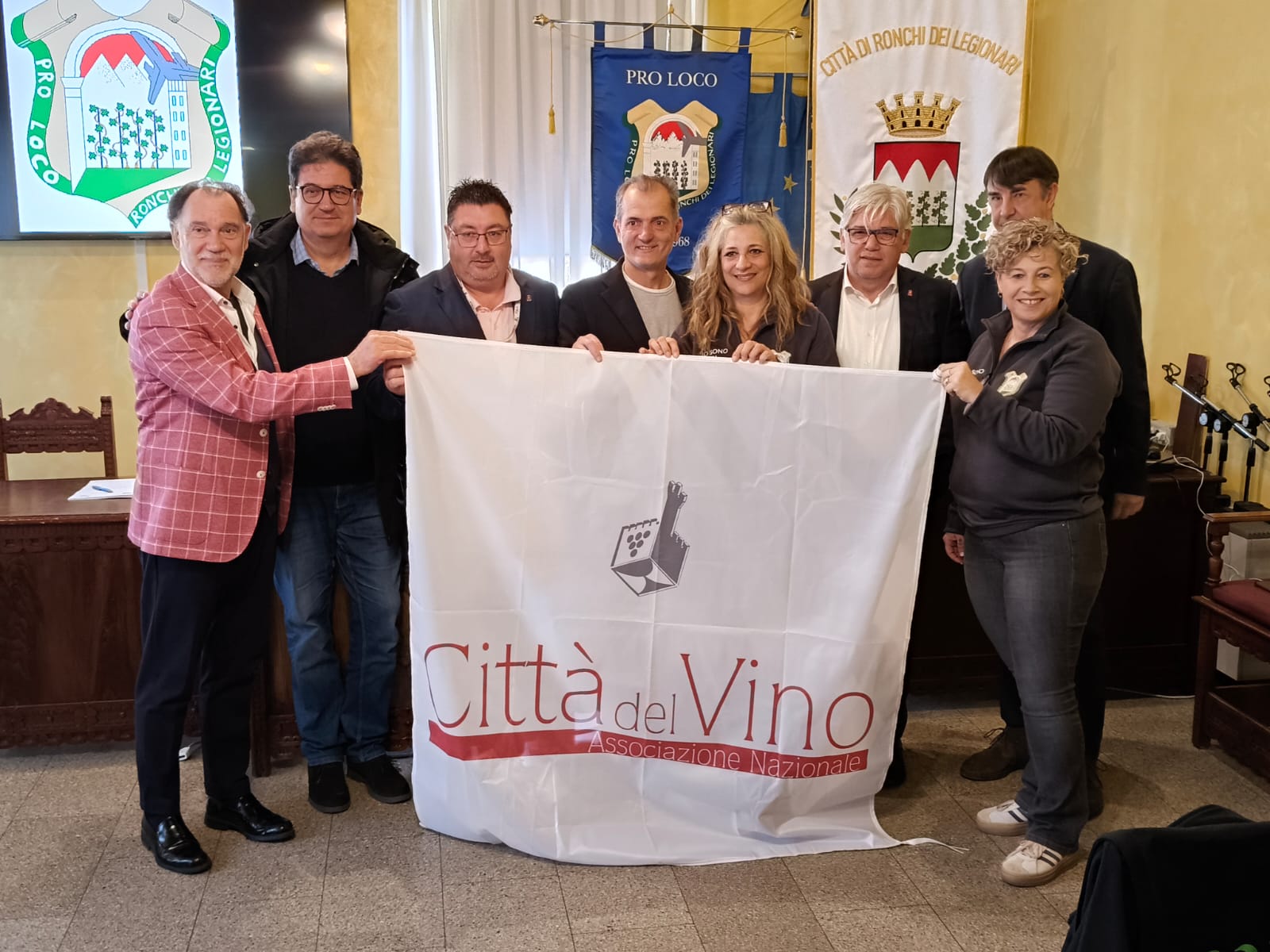 Immagine per Alla Pro Loco di Ronchi la bandiera di 'Città del Vino'