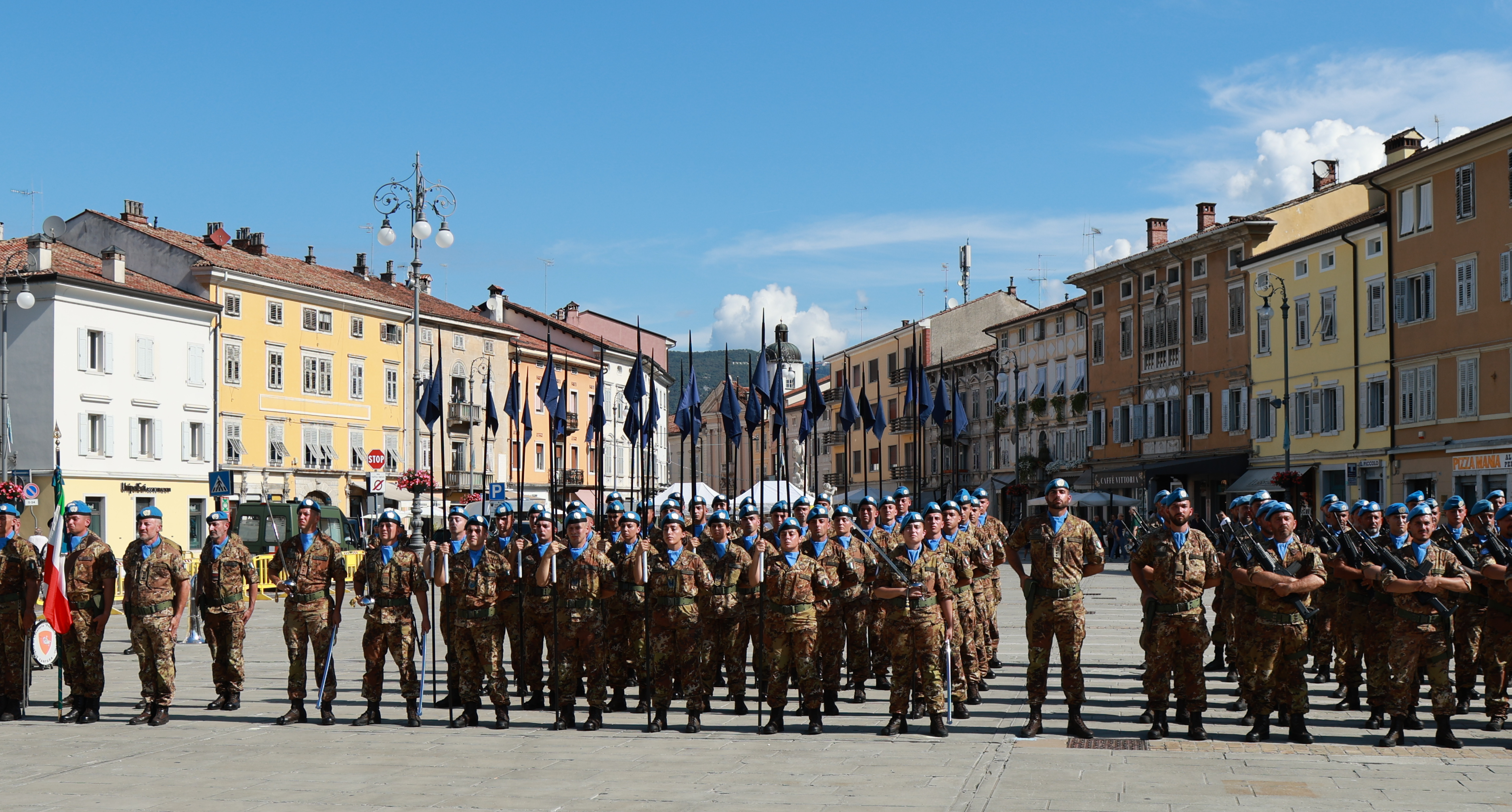 Copertina per Gorizia, piazza Vittoria accoglie il rientro della sua Pozzuolo dal Libano. «Non ci siamo risparmiati»