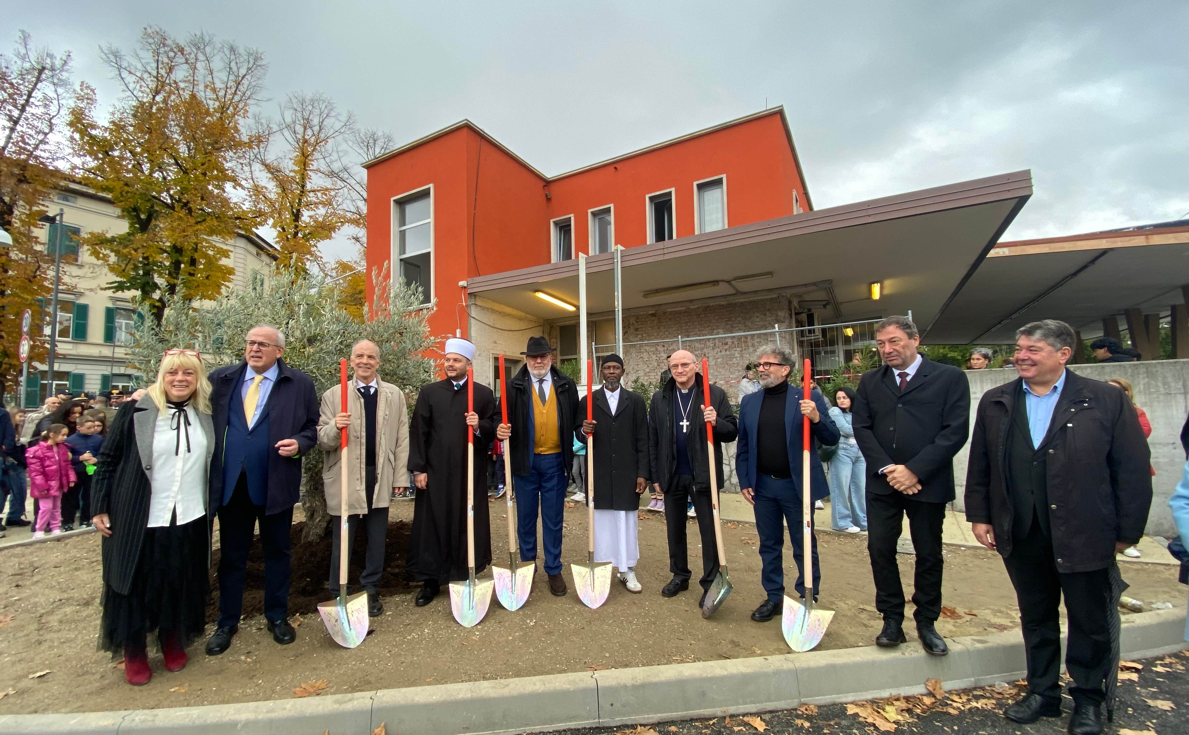 Immagine per L'Ulivo della pace affonda le radici a Casa Rossa, così Gorizia inaugura il suo Festival Interreligioso