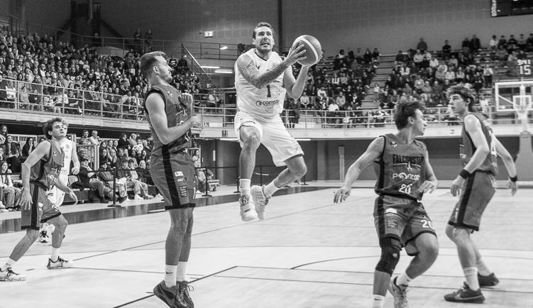 Immagine per La Dinamica trionfa 92-64 a Castel San Pietro e guadagna in solitaria il primo posto in classifica