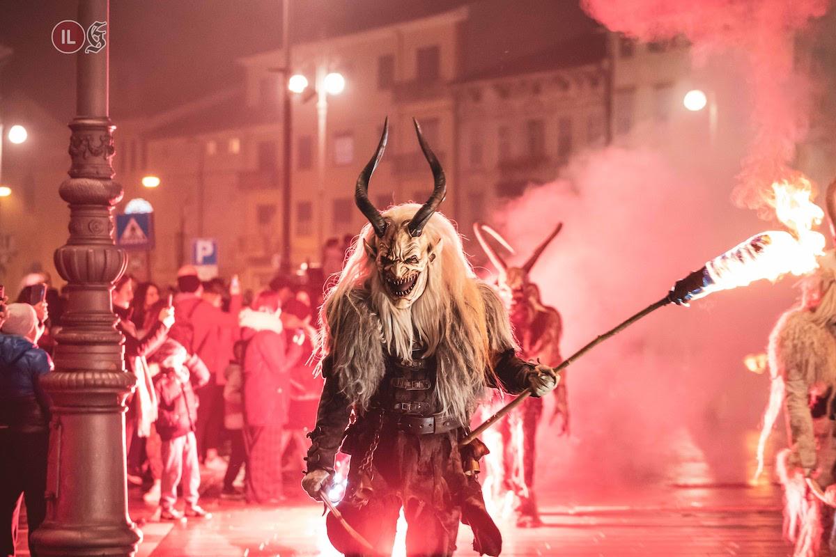 Copertina per Il fuoco dei Skaupaz Toifl accende Gorizia, piazza gremita per i diavoli