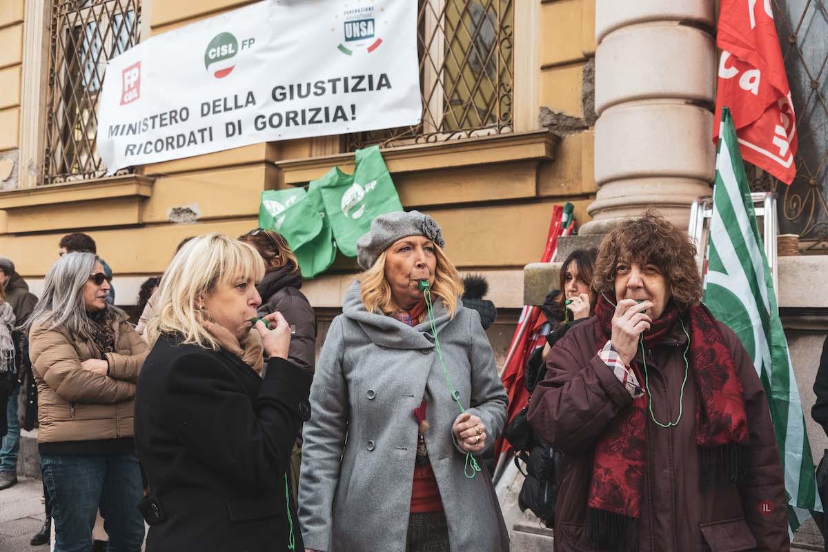 Gorizia, sit-in davanti agli uffici giudiziari: rabbia del personale