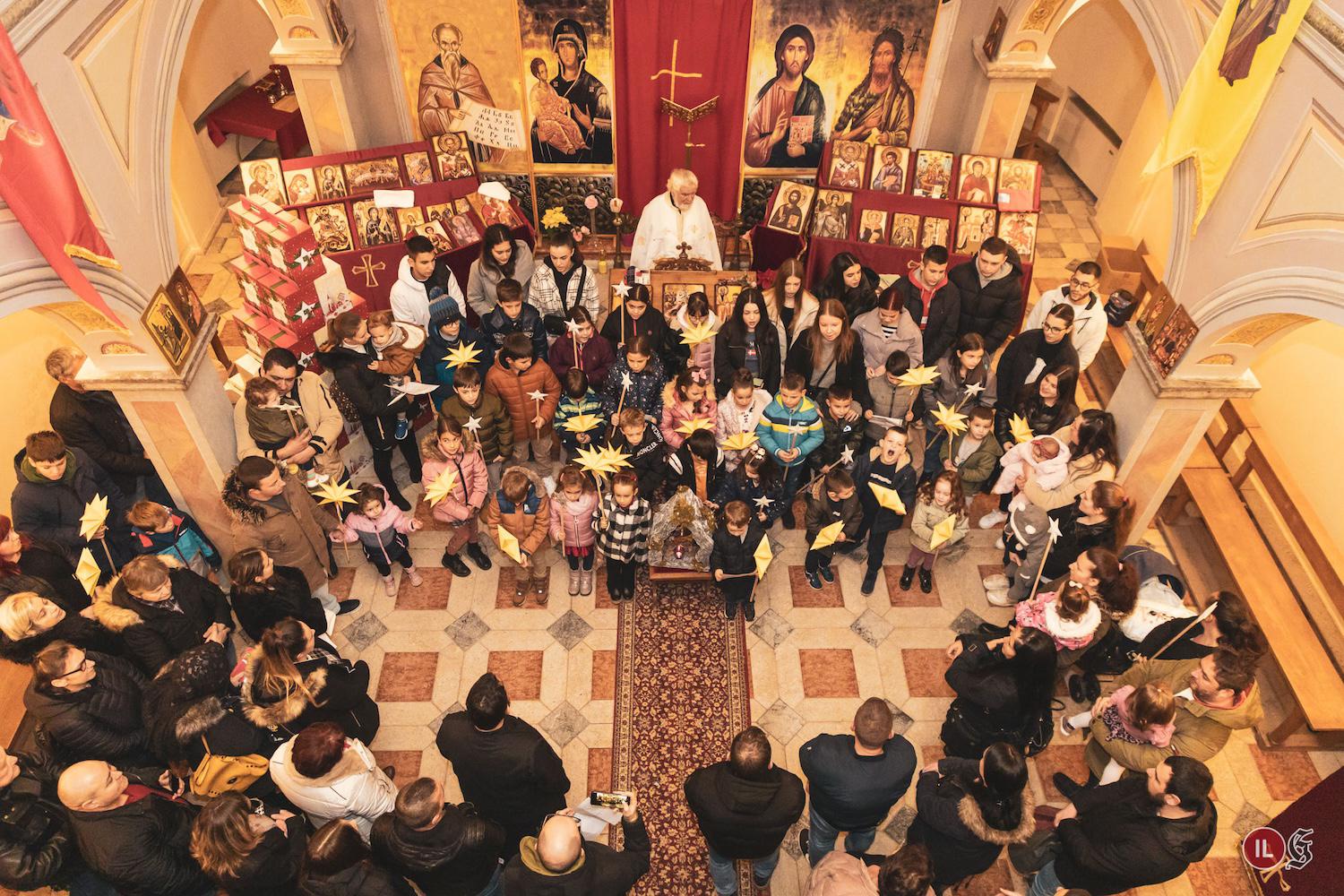 Gli ortodossi festeggiano il Natale sul confine di Gorizia, sognando il loro falò