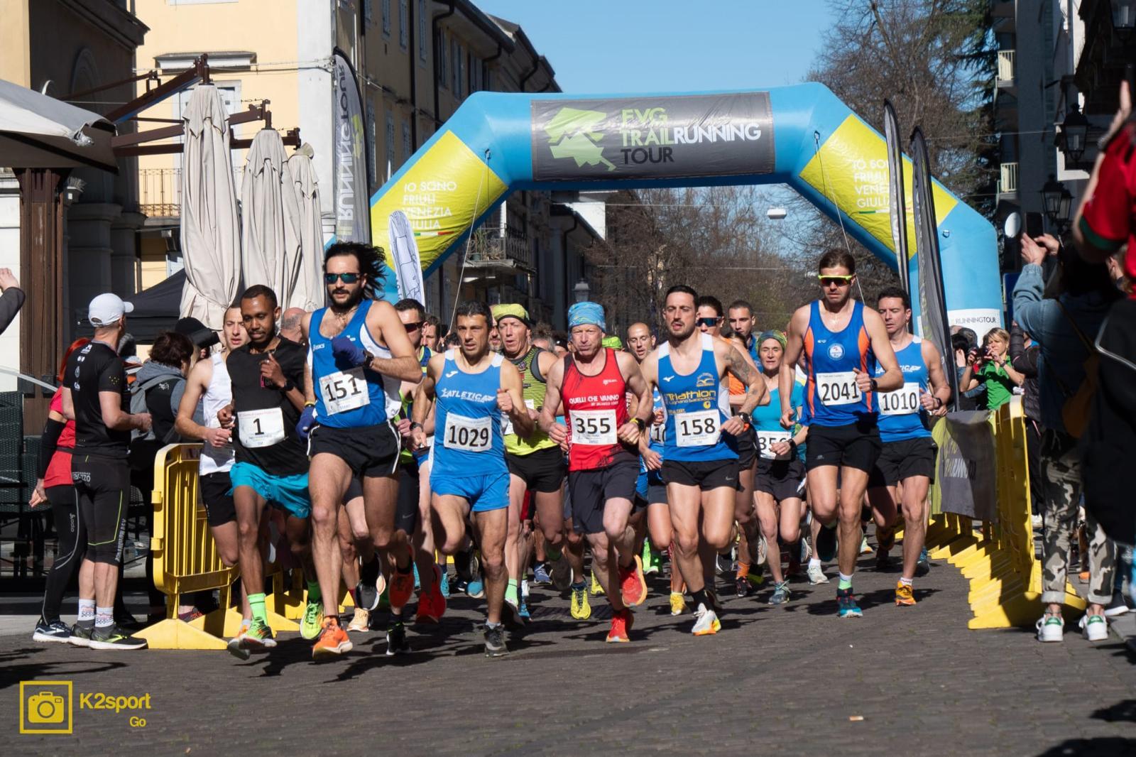 Immagine per L'onda di 700 corridori per le strade di Gorizia, festa con il Trail del Castello