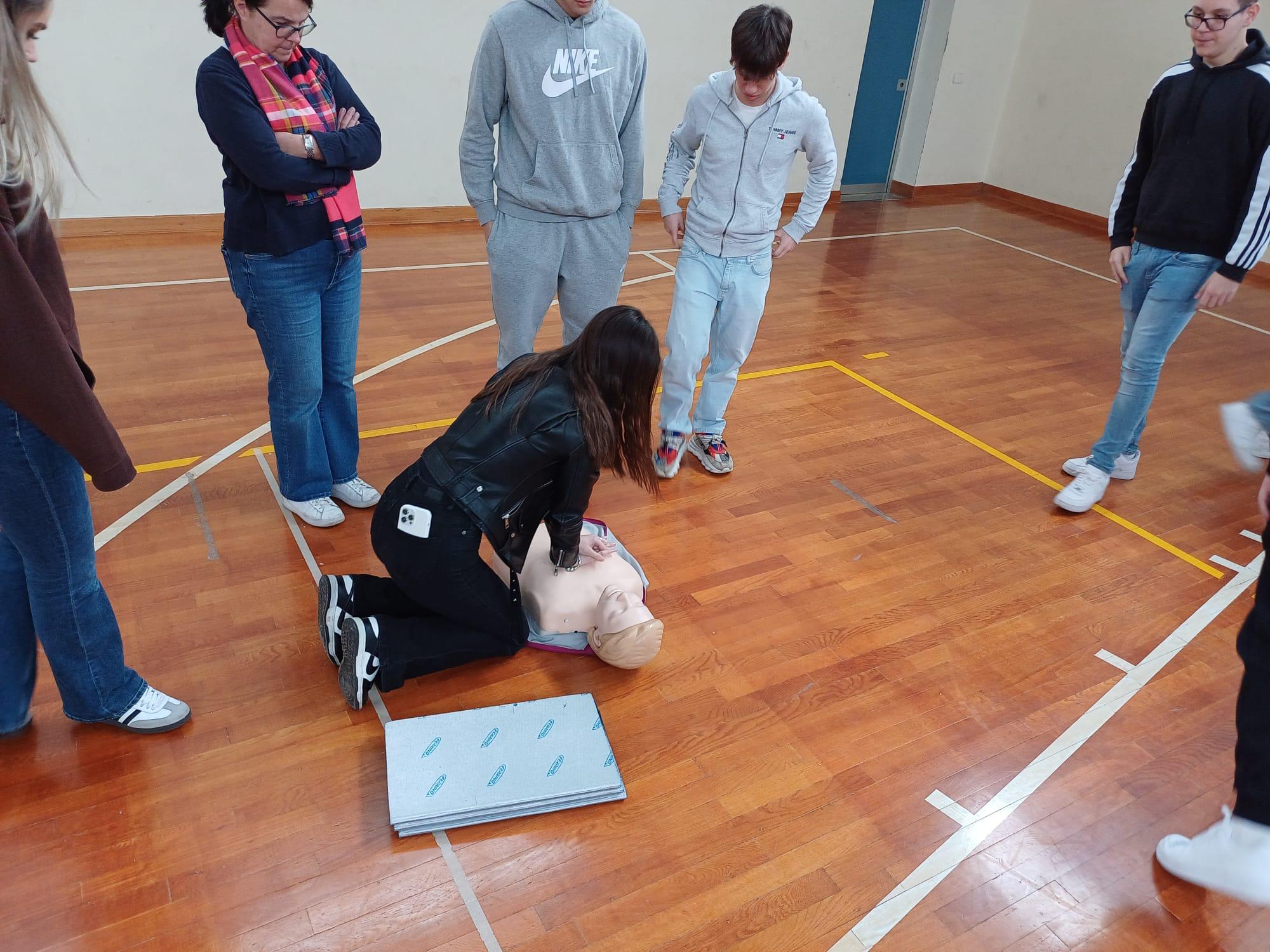 Immagine per Cosa fare in casi di emergenza, le basi di soccorso con 80 ragazzi a Gorizia