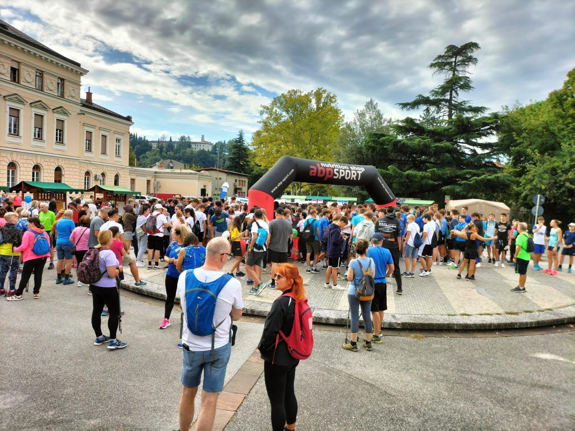 In 560 camminano per la speranza, villaggio della salute in Transalpina