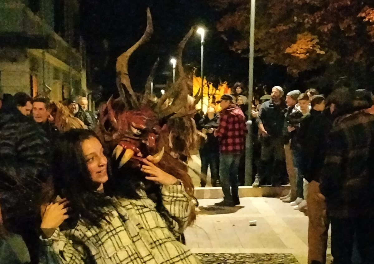 Immagine per La festa dei Krampus travolge la piazza di Romans, folla per i demoni dall'Austria