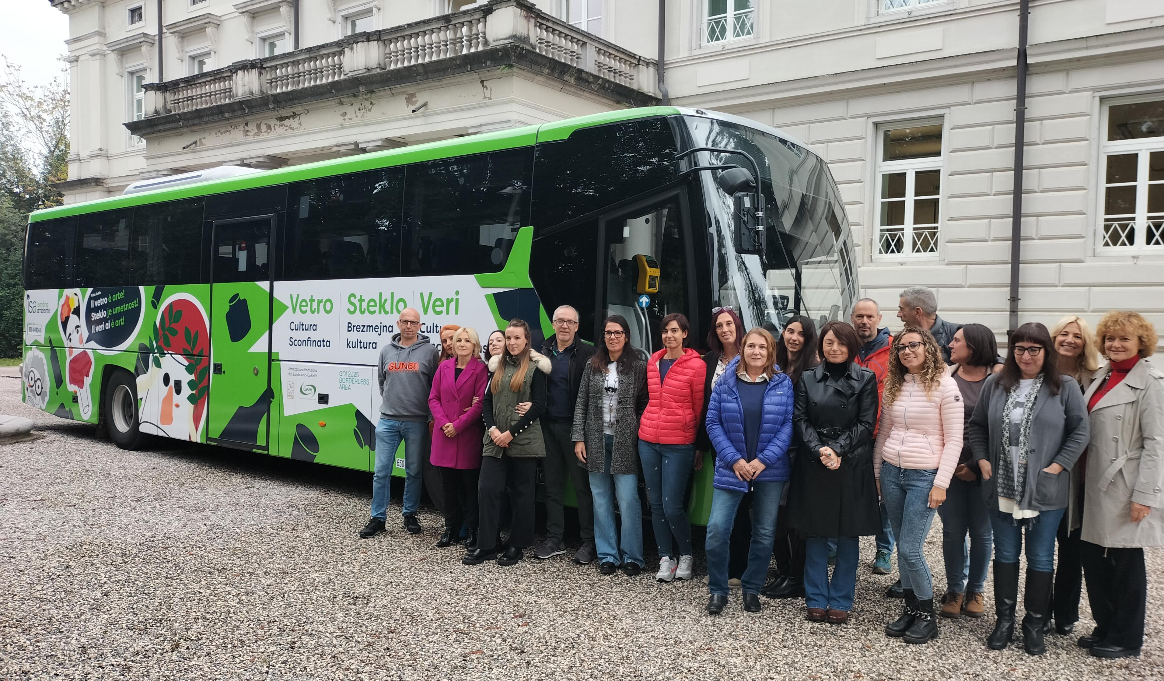 Immagine per A Gorizia tre autobus spiegheranno la raccolta del vetro con le nuove campane