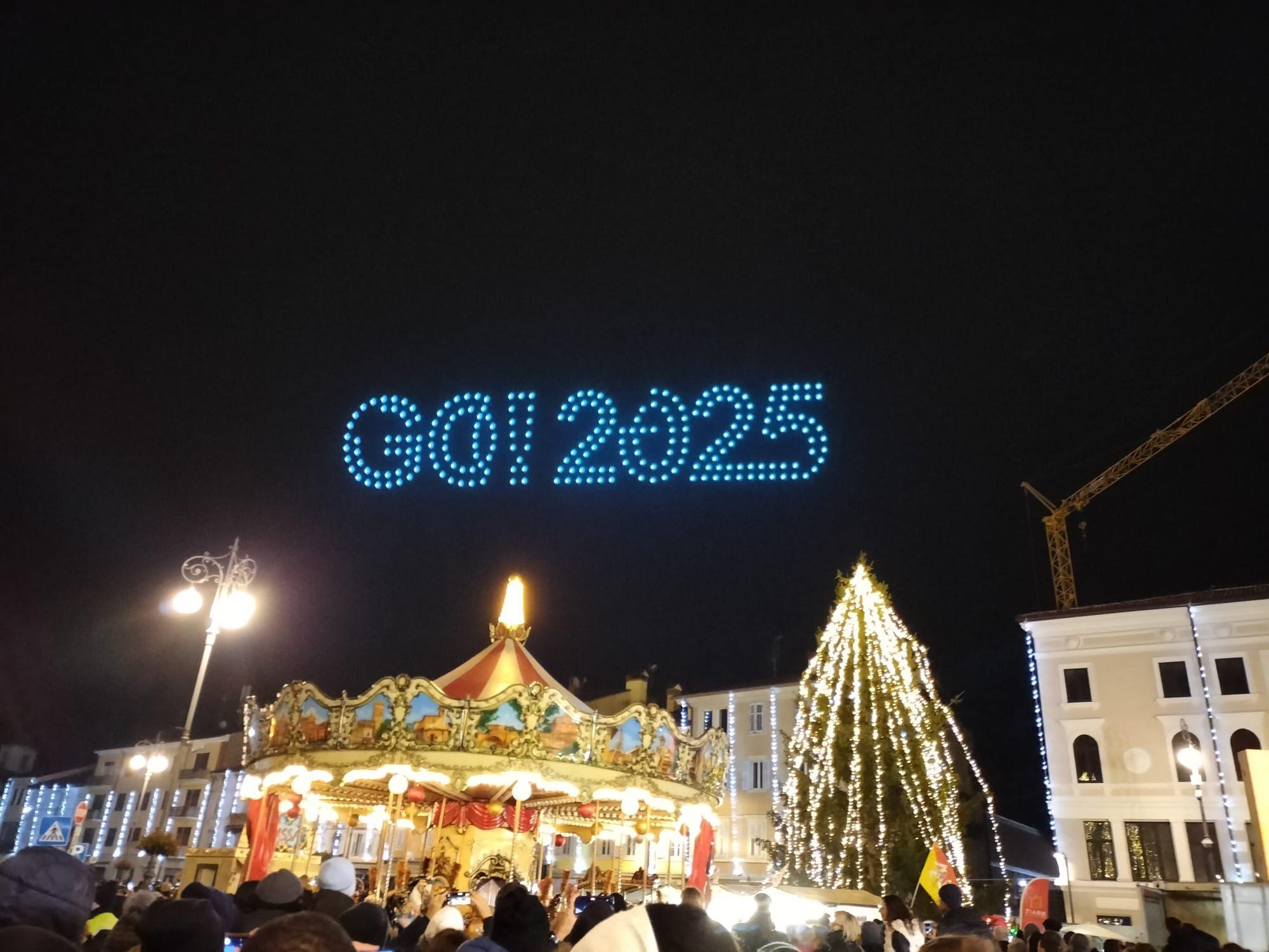 Copertina per Lo show dei droni a Gorizia incanta ma non convince tutti