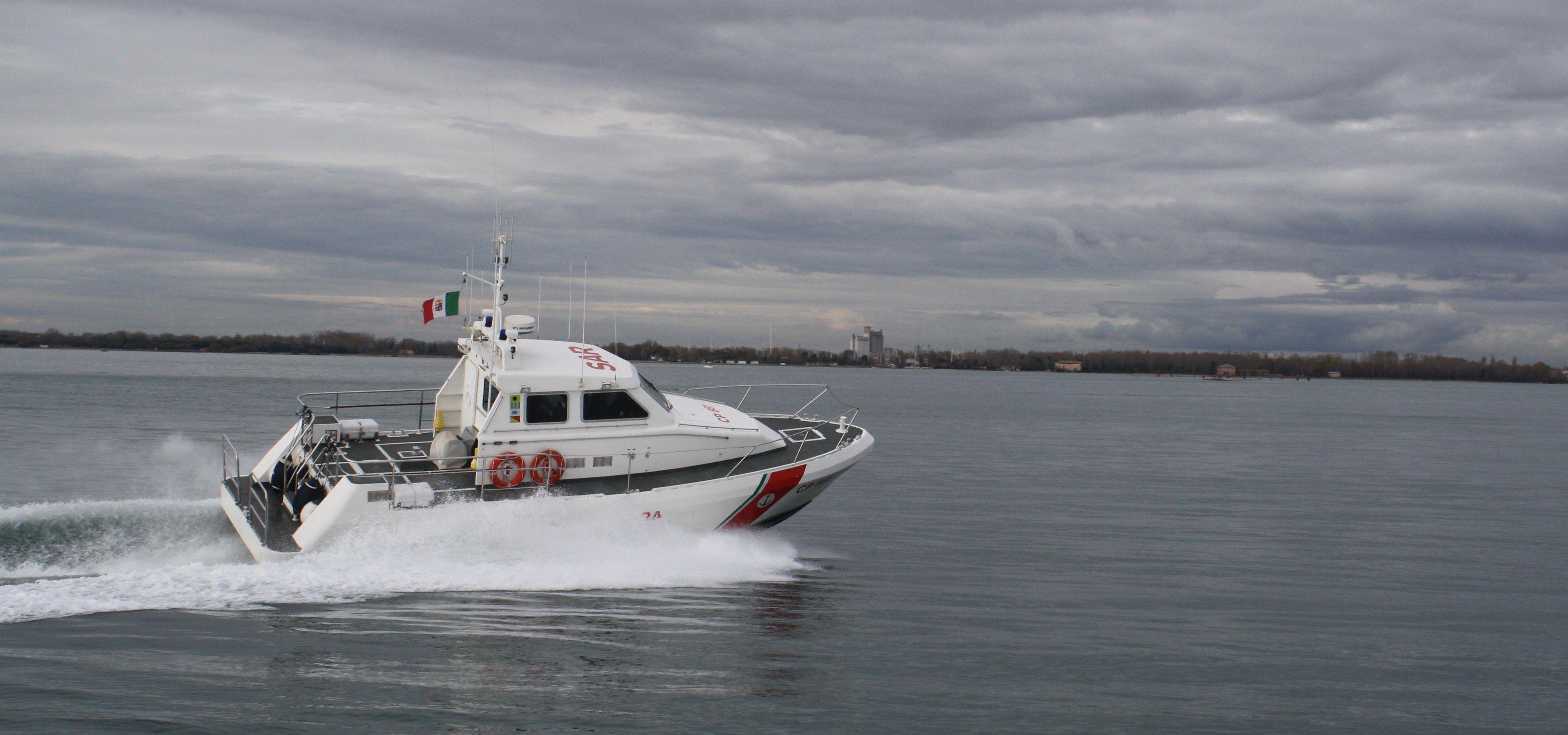 Copertina per Malore in mare a Grado, Guardia Costiera soccorre diportista