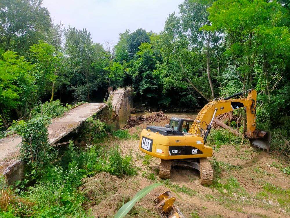 Immagine per La storica passerella ceduta sul torrente Judrio, parte la demolizione a Romans