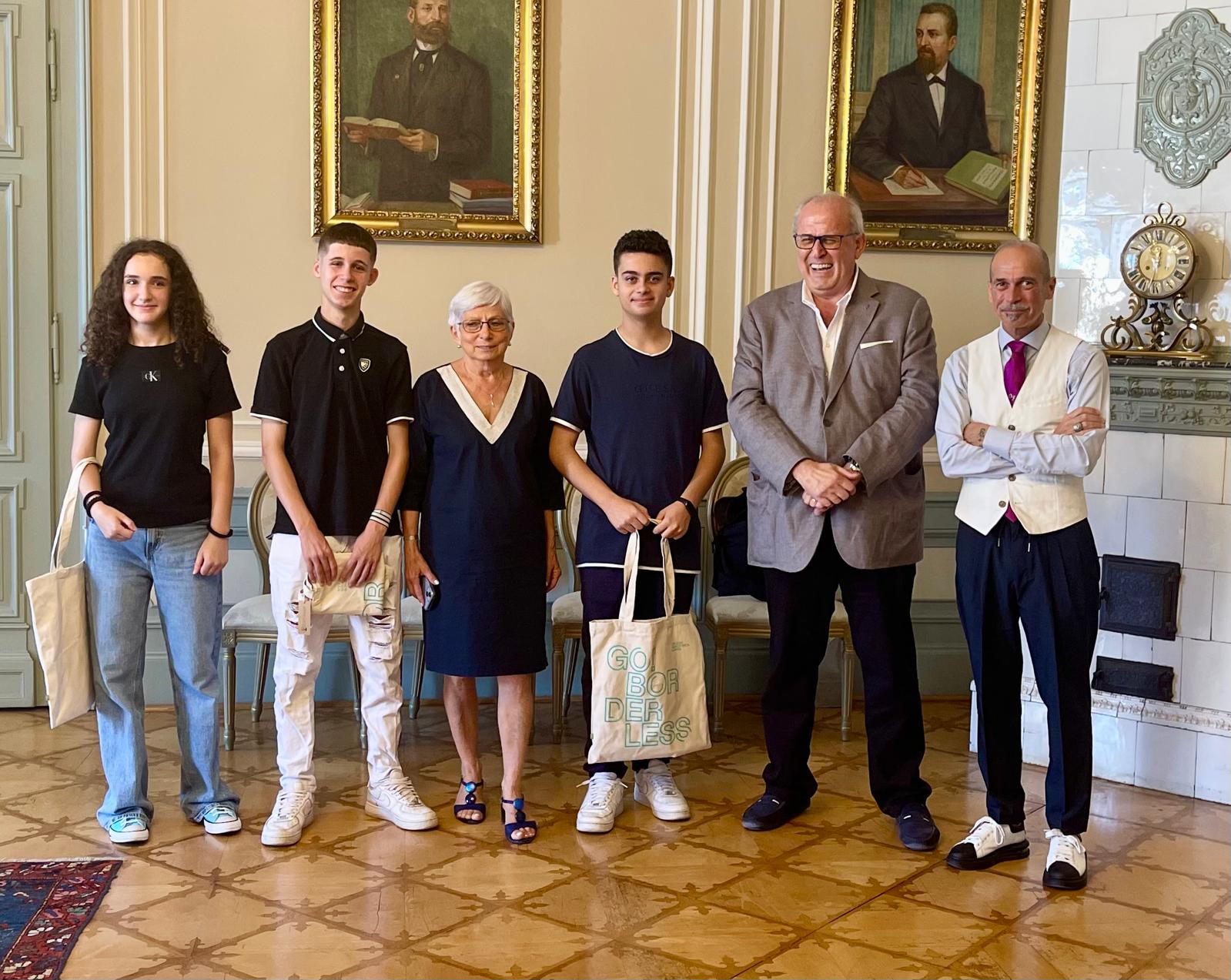 Copertina per Gorizia applaude Matteo, Pietro e Giulia: studenti della Locchi tra talento e merito