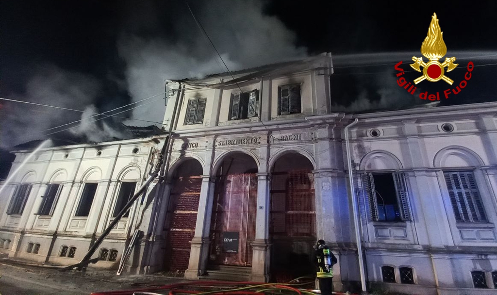 Immagine per Bruciato nella notte l'ex stabilimento Bagni di via Cadorna: il lavoro e le dichiarazioni