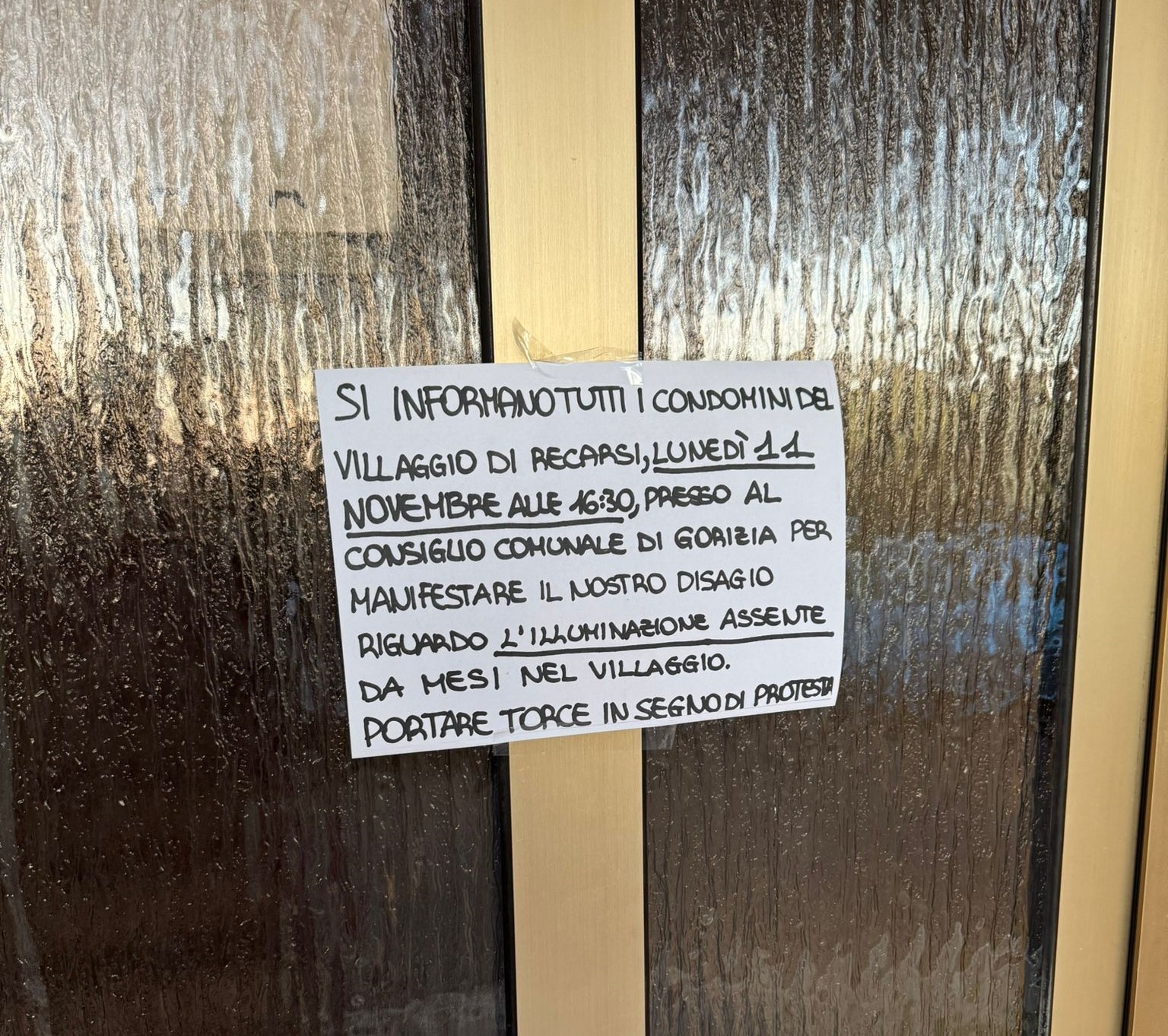 Immagine per Quartiere di Piuma al buio, la protesta delle torce arriva in Consiglio