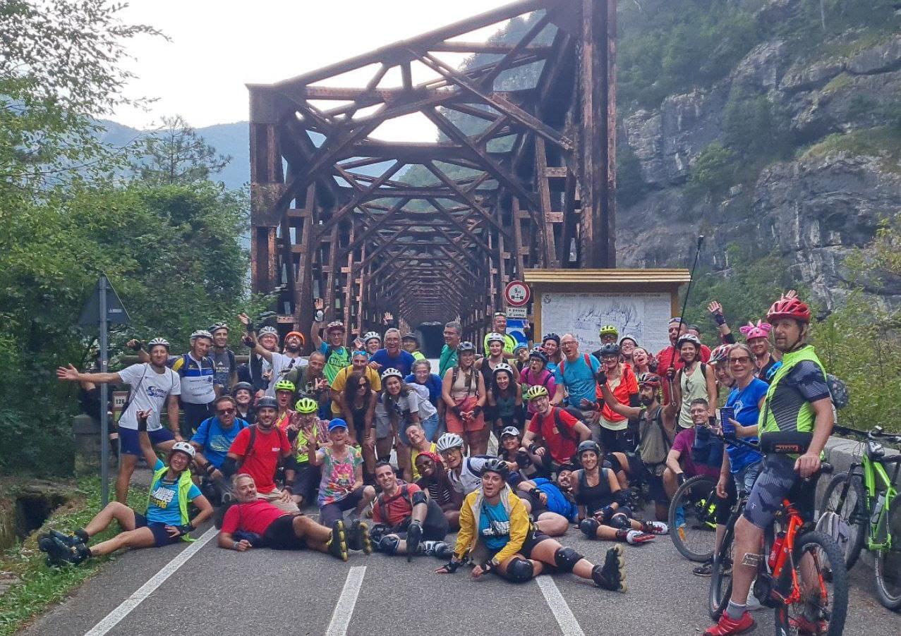 Copertina per 60 skater per 60 chilometri, il viaggio sui pattini unisce il confine tra Italia e Slovenia