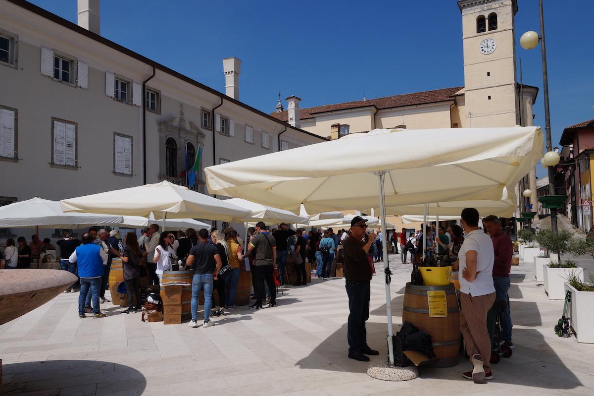 Immagine per Calici e gusto in piazza, la festa con 36 vignaioli indipendenti a Cormons