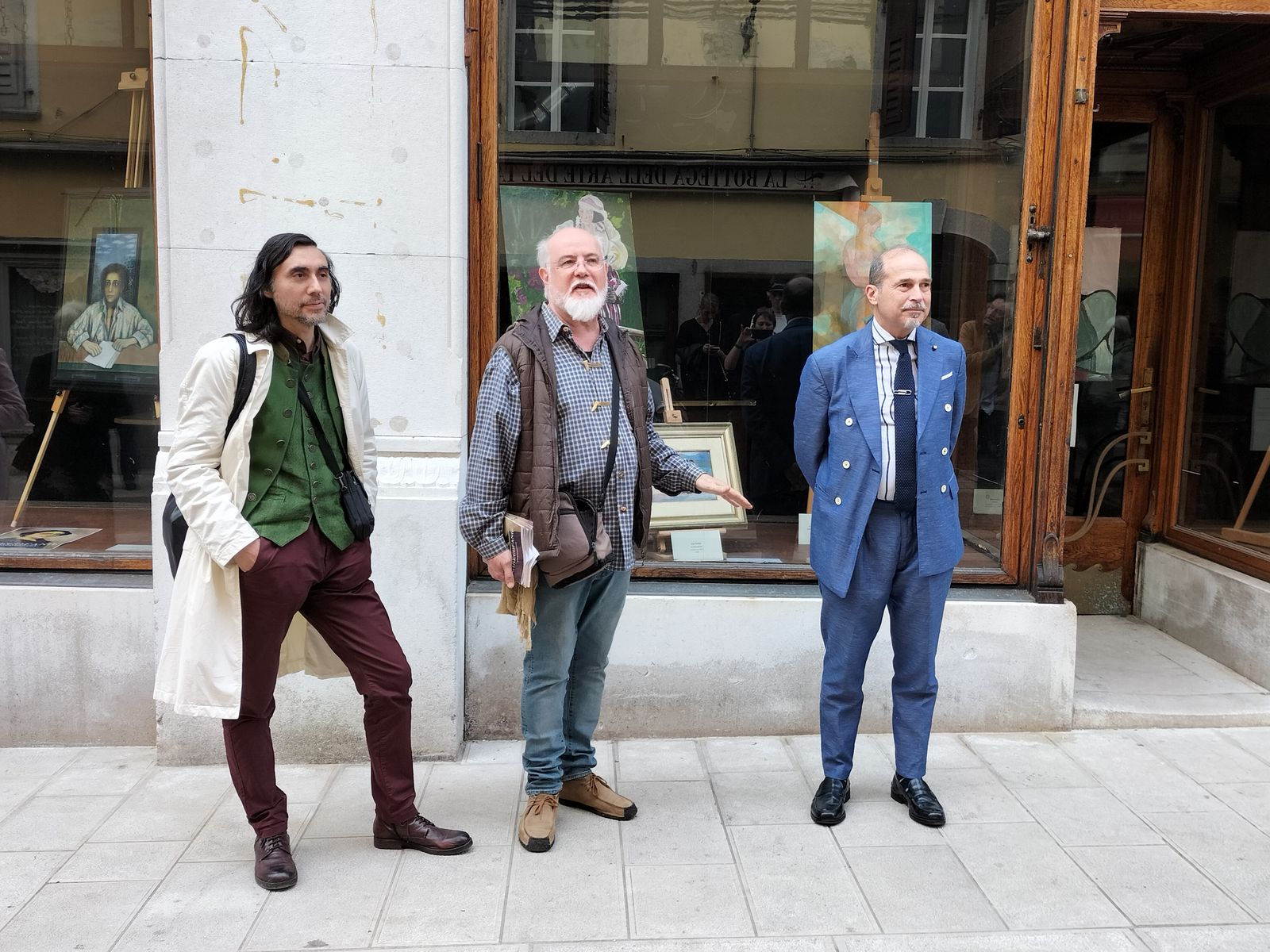 La vetrina di Casa Krainer dedicata alle donne, gli artisti in via Rastello