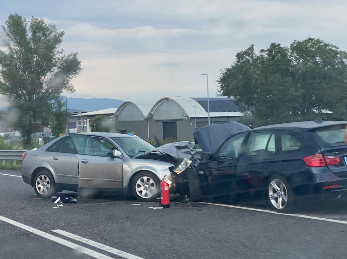 Copertina per Malore alla guida, auto invade la corsia opposta. Scontro sulla regionale SR305