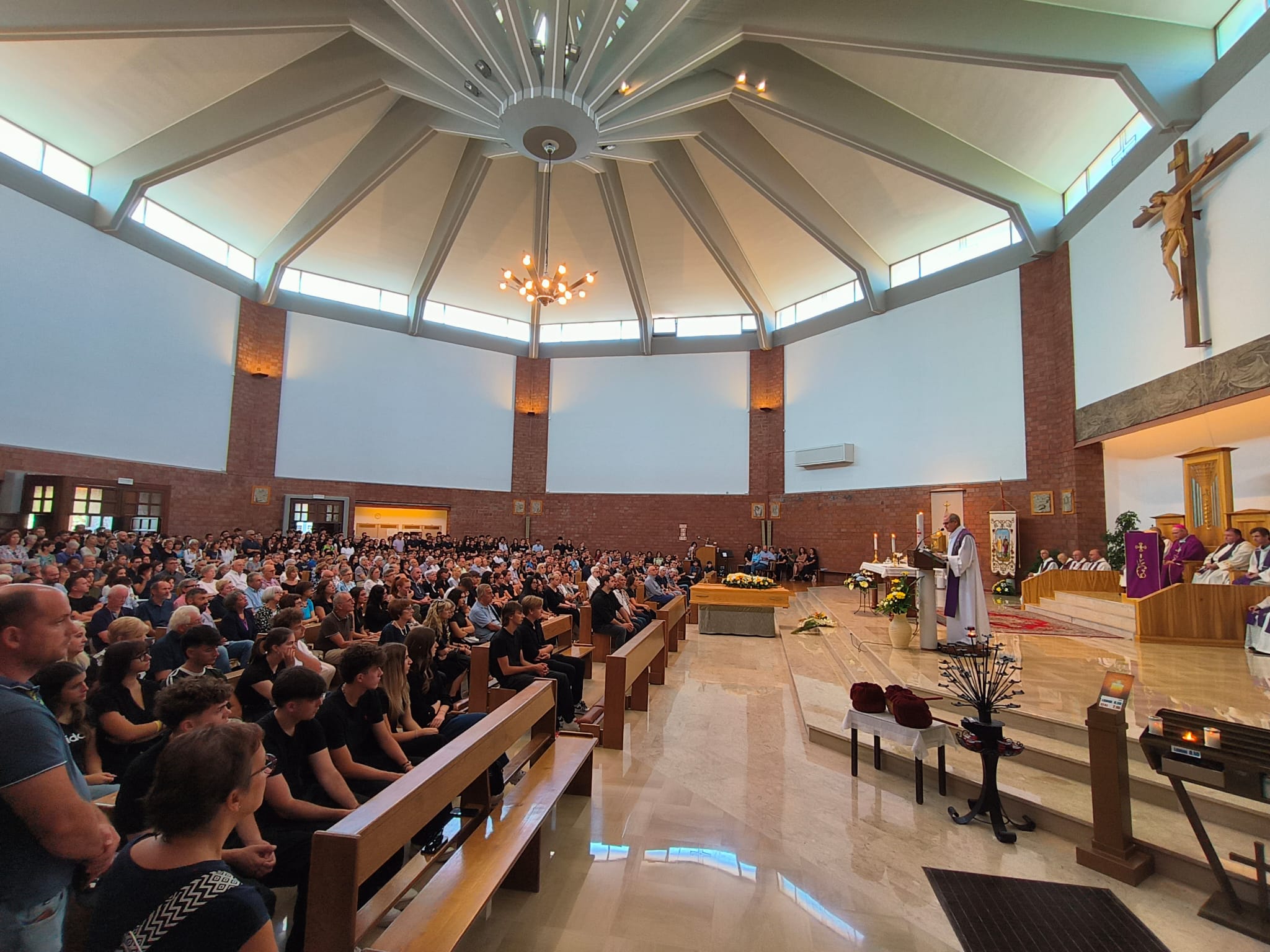 Copertina per In mille salutano il professor Casasola, chiesa gremita di giovani. Gismano, «Credere nella vita fragile ricevuta»