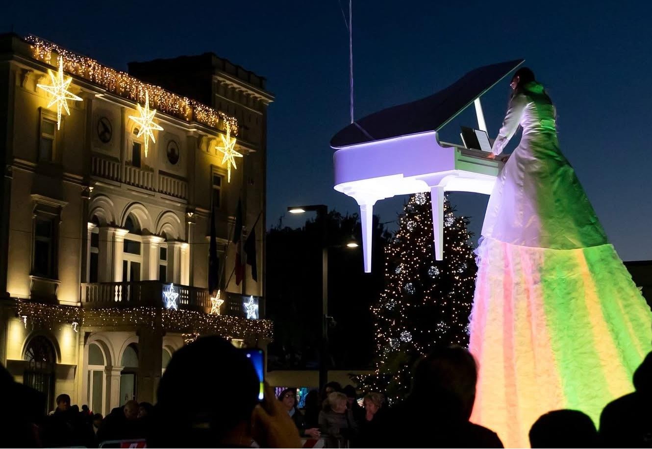 Immagine per Monfalcone, piace il pianoforte che vola in Piazza della Repubblica. Ritorna lo spettacolo internazionale ‘Piano Sky’ 