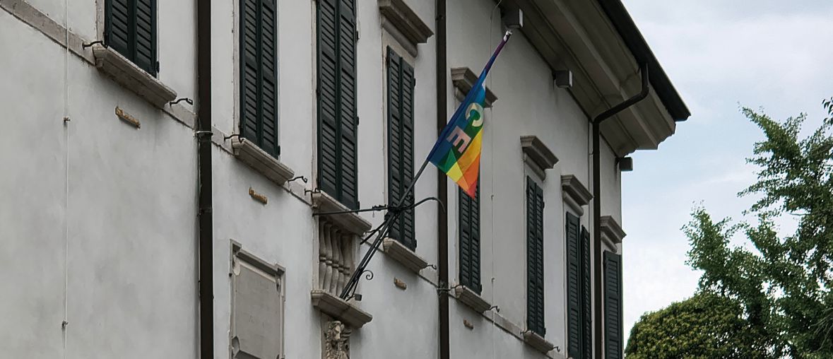 Bandiera della Pace sul municipio di Campolongo Tapogliano, i dubbi dell’opposizione sulla legittimità