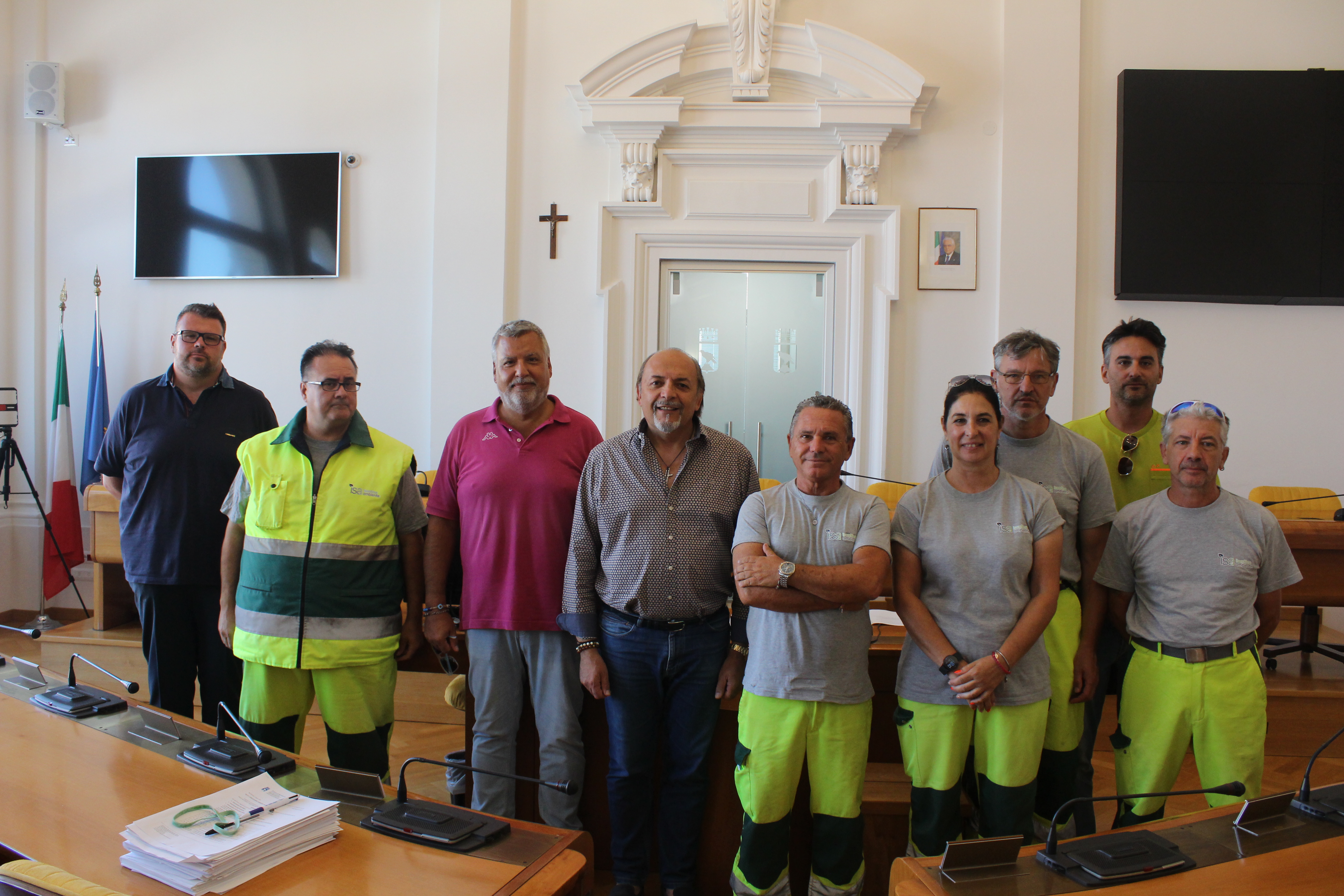 Copertina per Monfalcone, la riconoscenza della città a 13 operatori ecologici di Isa Ambiente