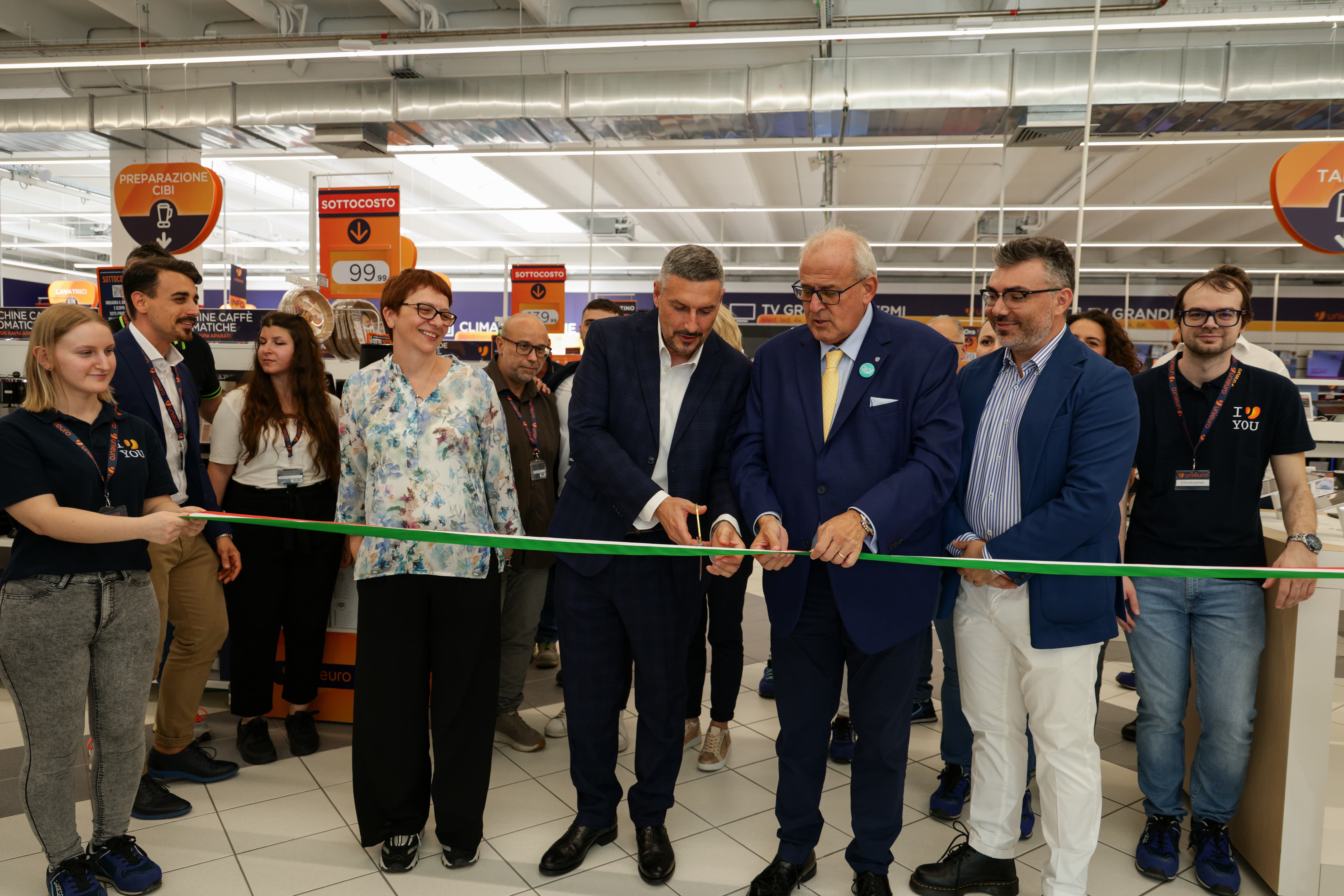 Copertina per Gorizia, taglio del nastro per il nuovo punto vendita Unieuro