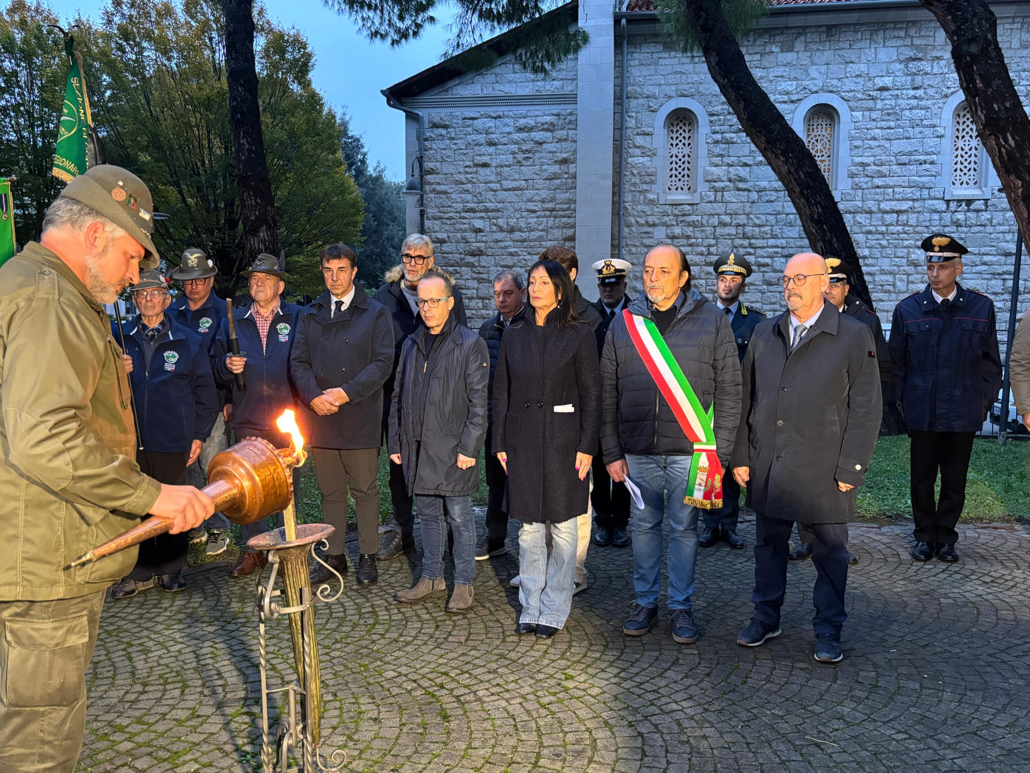 Monfalcone onora i Caduti e accoglie la Fiaccola Alpina della Fraternità