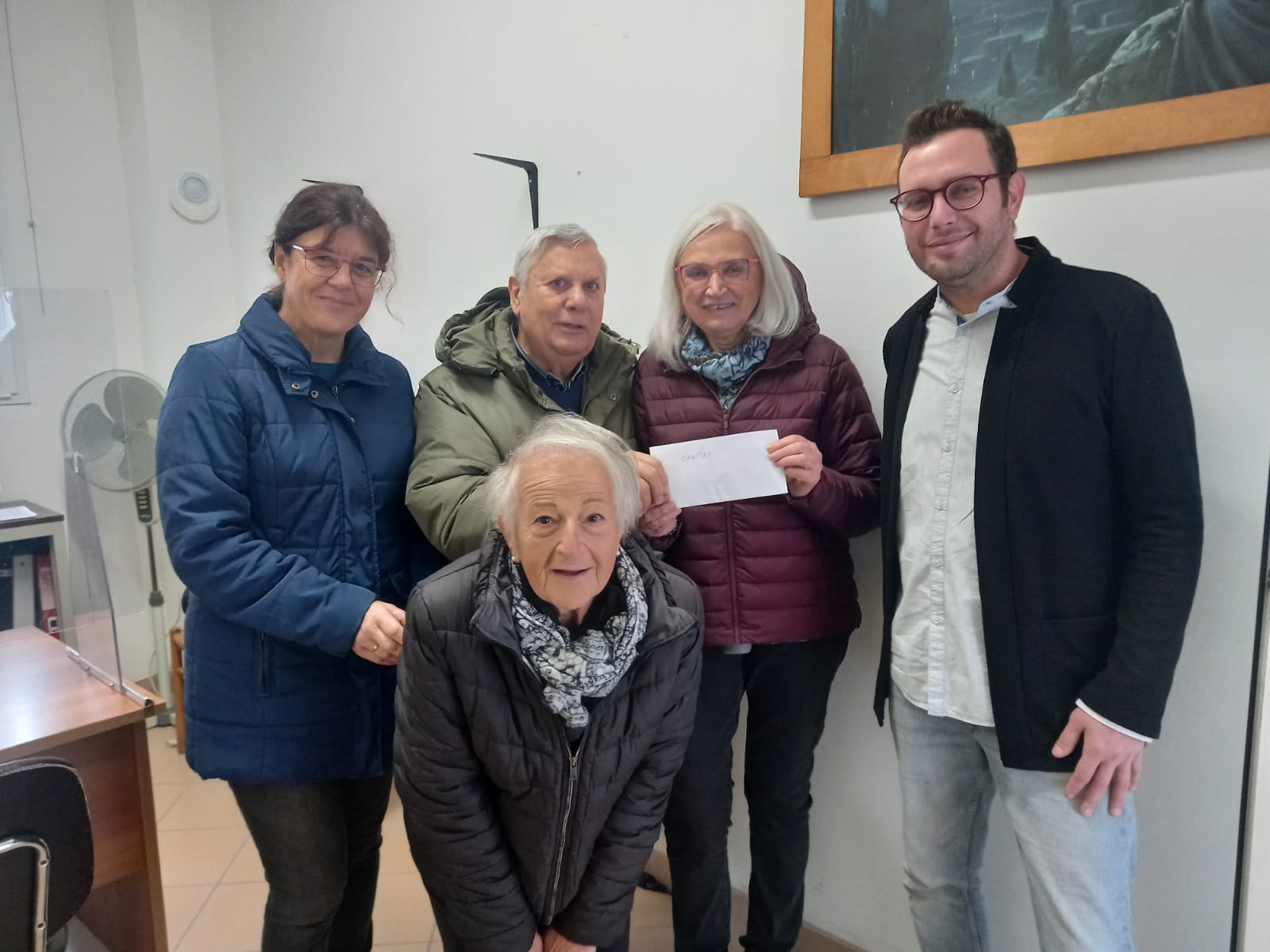 Immagine per Fotonotizia - Il ricavato della castagnata delle Acli di Ronchi alla Caritas San Lorenzo