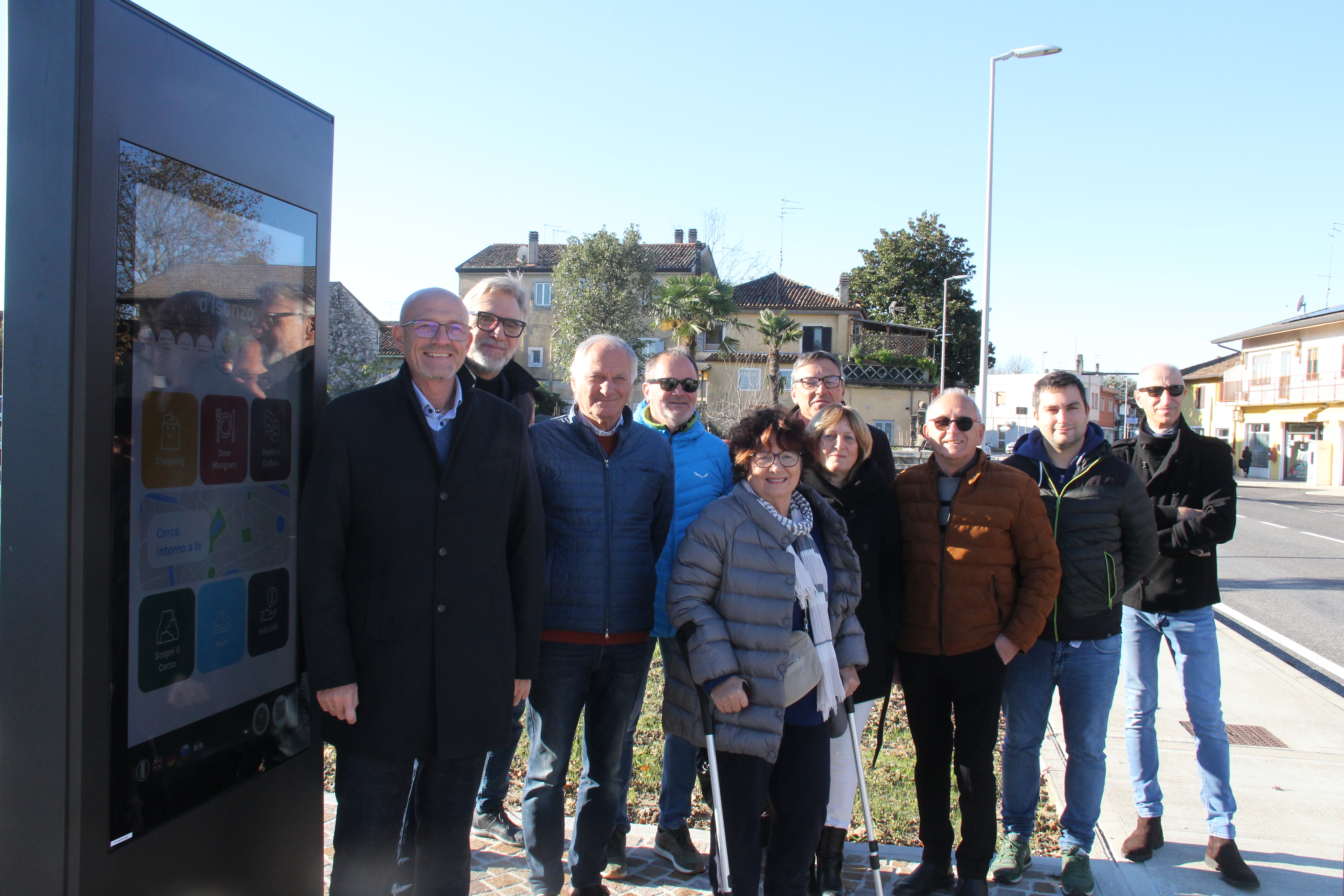 Immagine per Fotonotizia - Inaugurato a Pieris il totem multimediale che 'parla' cinque lingue e dà voce al commercio locale