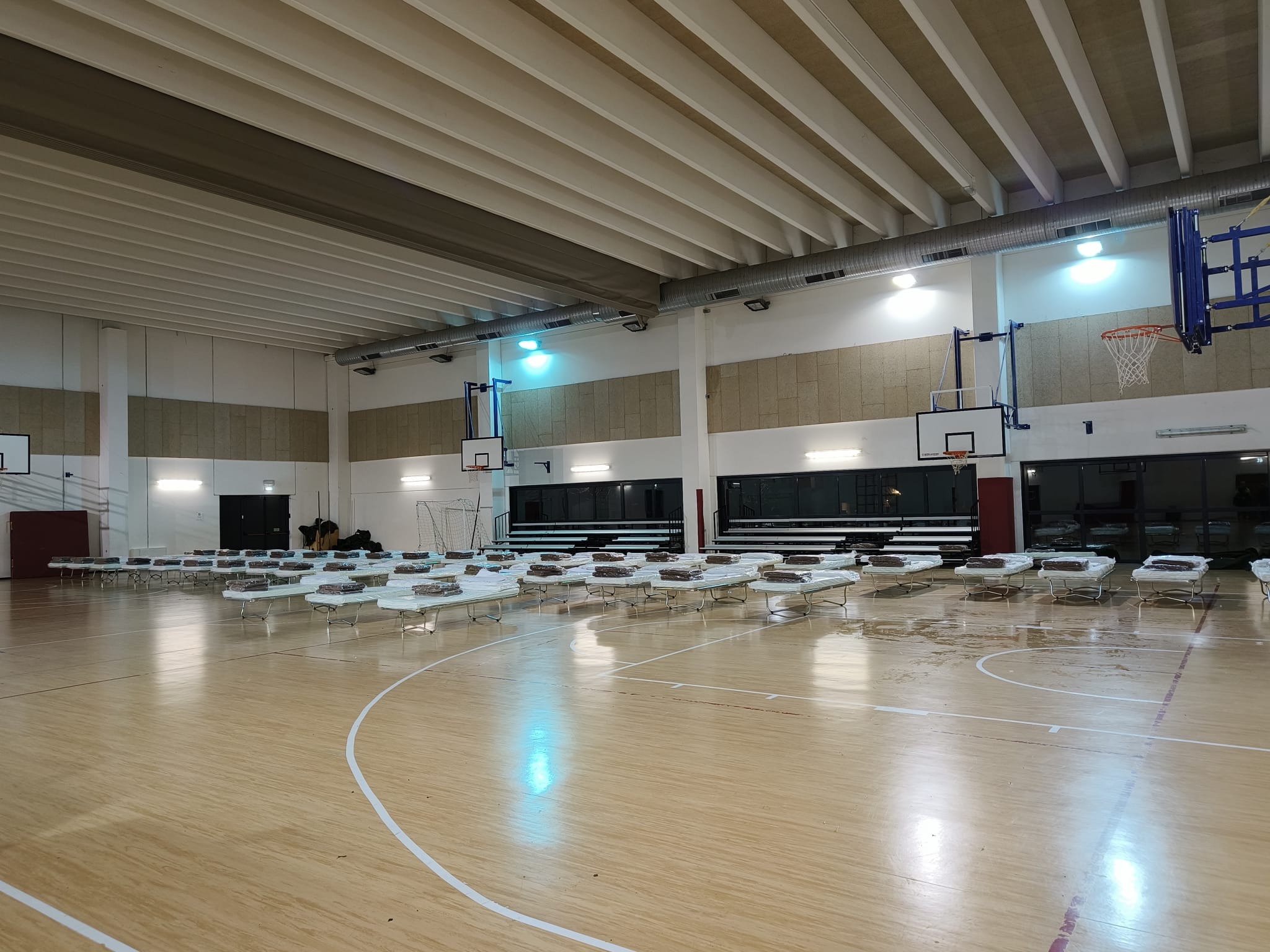 Cormons, gli evacuati accolti dalla Protezione Civile nella palestra della scuola di via Roma 