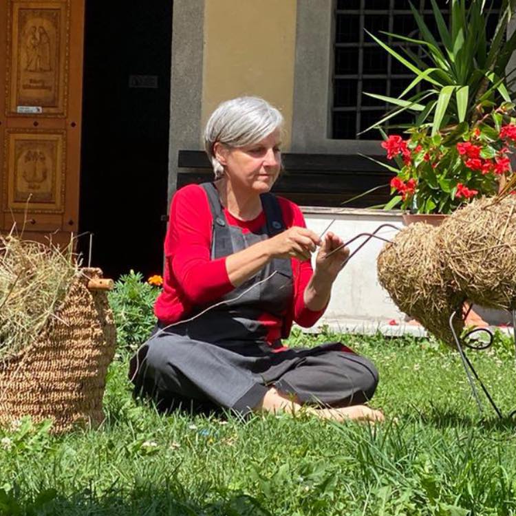 Copertina per L’arte effimera di Julia Artico: dal fieno al mare, la natura come tela