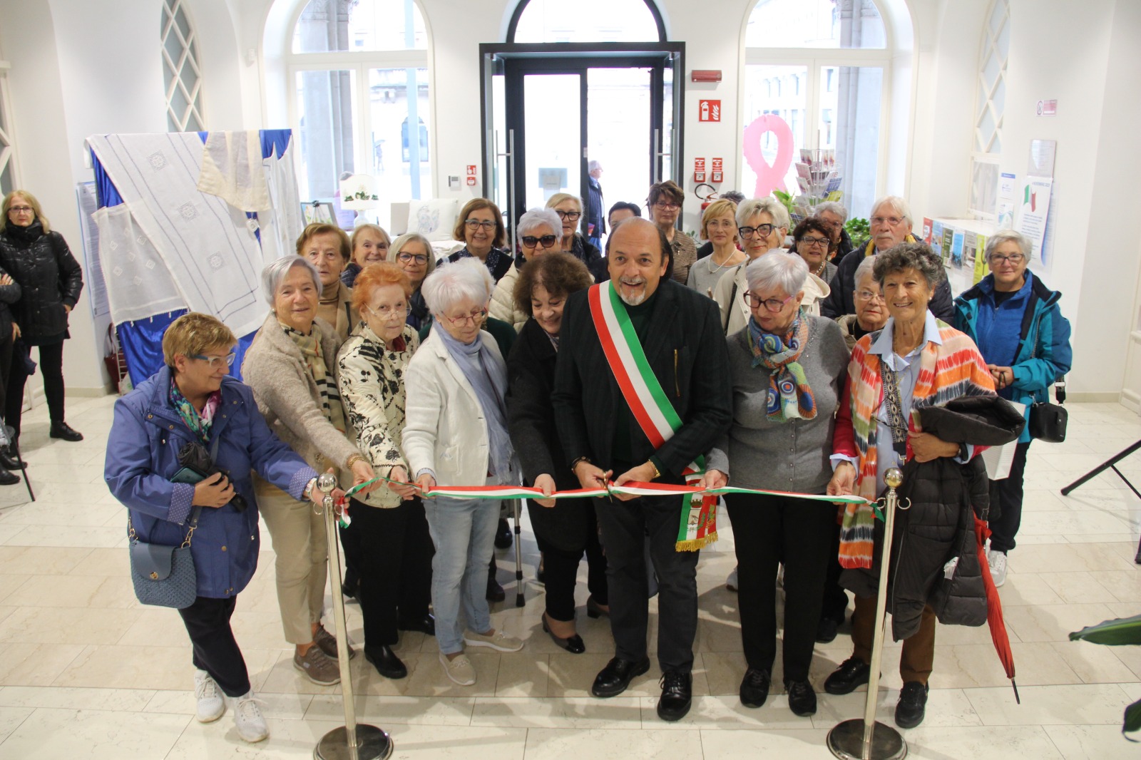 Copertina per Monfalcone, inaugurata la mostra curata dall'Ute che racconta la storia attraverso l’arte dell’ago e del filo