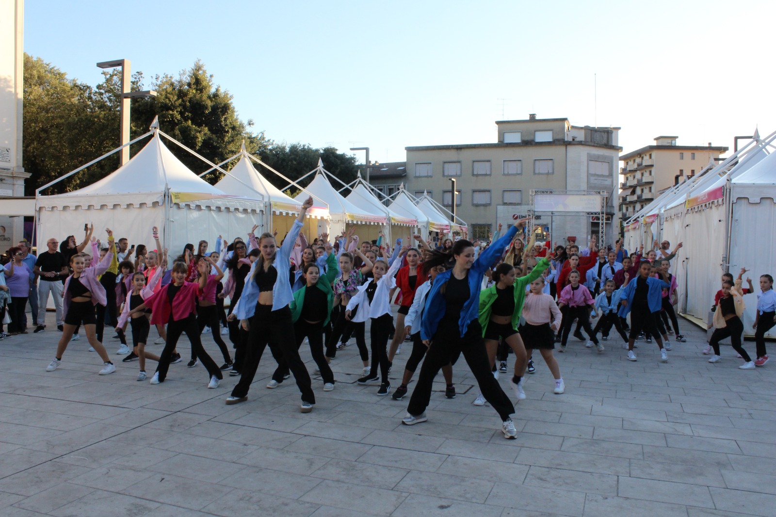 Copertina per Monfalcone, un flashmob dà il via all’undicesima edizione del Festival della Danza