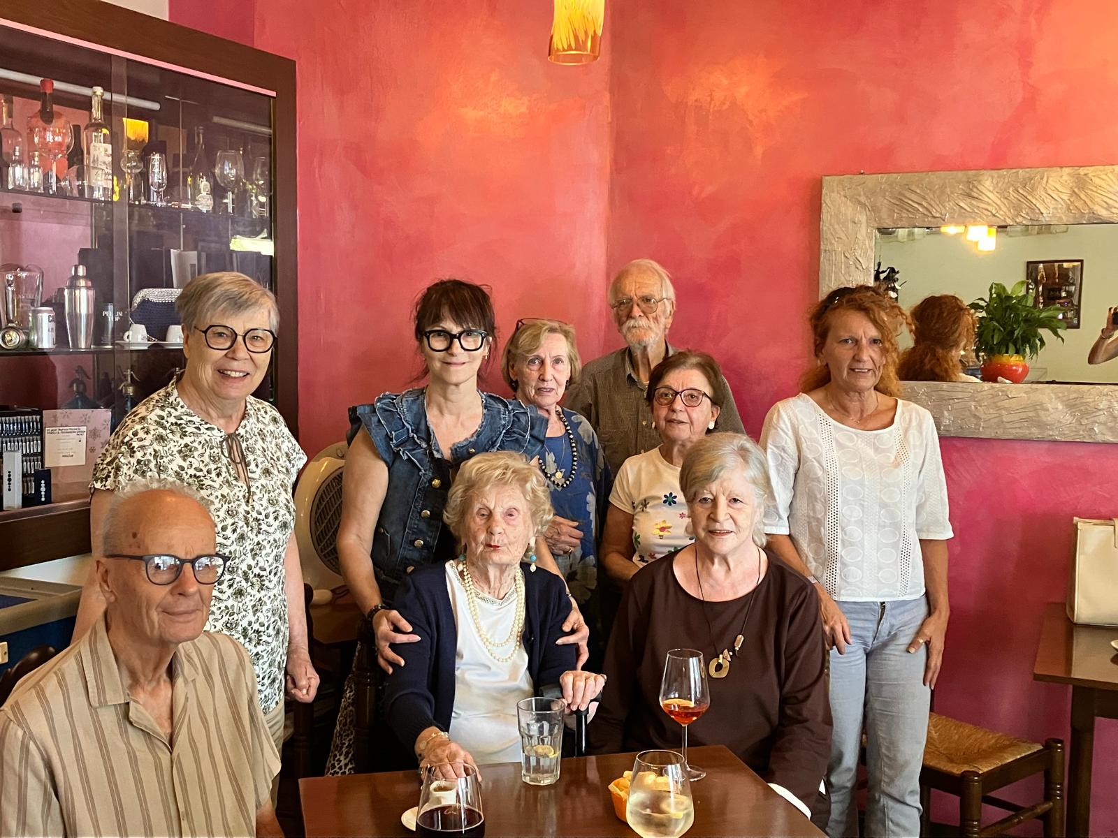 Immagine per Lucinico in festa per i 104 anni di Nives Devetag: la nonnina «elegante e sorridente» celebrata nel suo paese del cuore